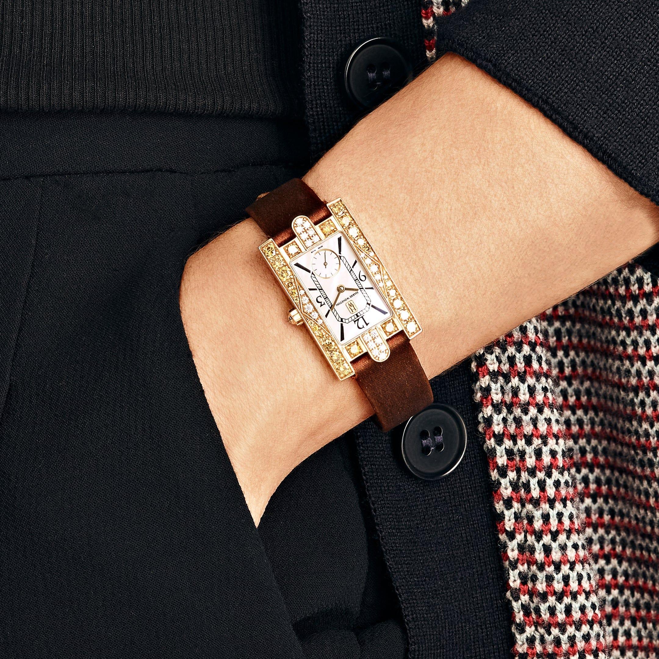 Jewels Aficionado offers the Harry Winston Avenue C Diamond 310LQG, a stunning example of haute horology and fine jewelry craftsmanship. Crafted in 18k yellow gold, this elegant rectangular timepiece features a case adorned with brilliant-cut