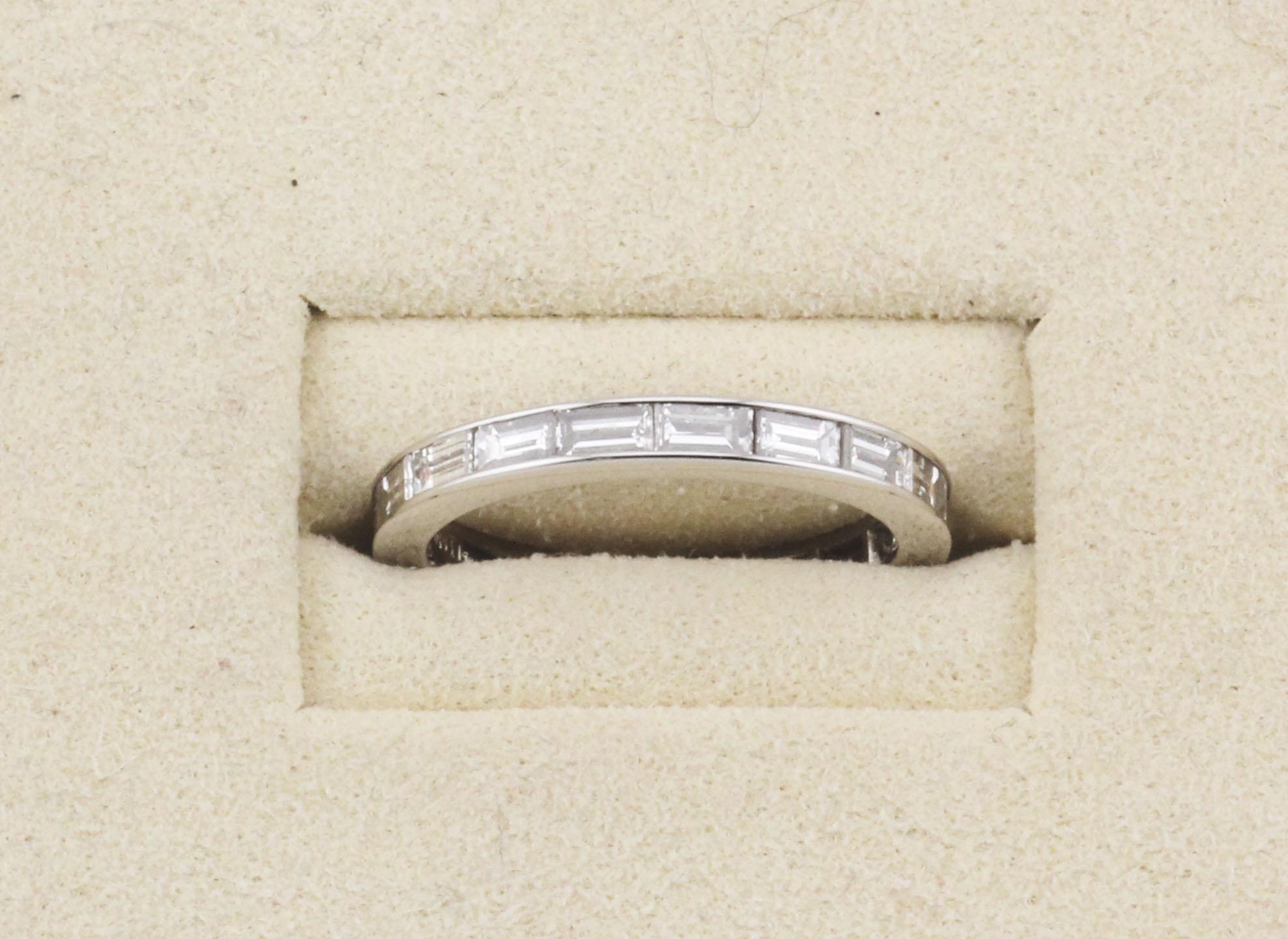 Raffinierte Eleganz trifft auf ikonische Handwerkskunst in diesem exquisiten Harry Winston Baguette Diamond Platinum Eternity Band Ring - ein zeitloses Stück, das die fortwährende Hingabe des House of Diamonds an Symmetrie, Klarheit und