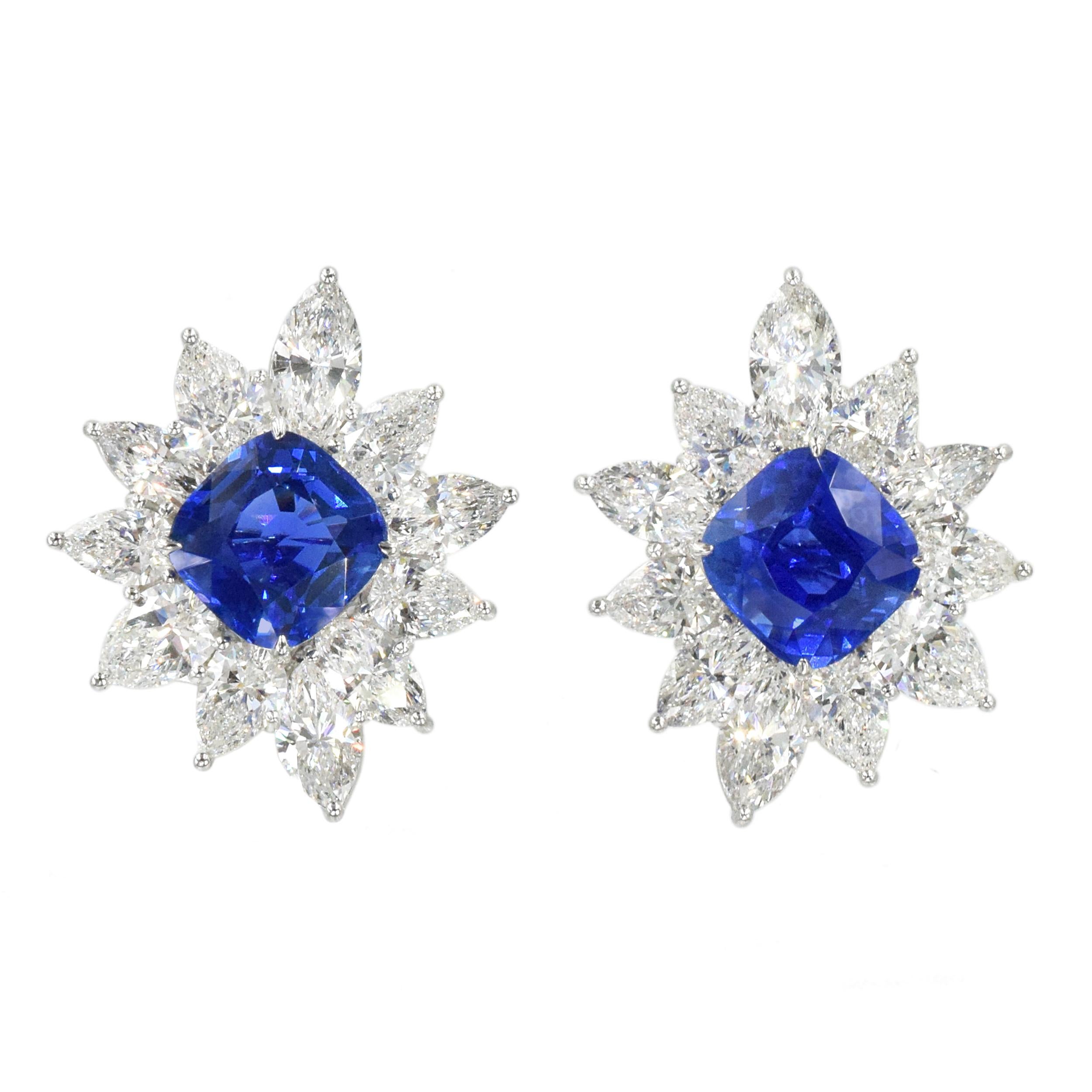 Harry Winston Saphir und Diamant Ohrclips in Platin und 18k
weißgold. Jeder Ohrring ist in der Mitte mit einem Saphir im Kissenschliff besetzt. Eingerahmt von birnen- und marquiseförmigen Diamanten mit einem Gesamtgewicht von ca. 14,35 Karat
Saphire