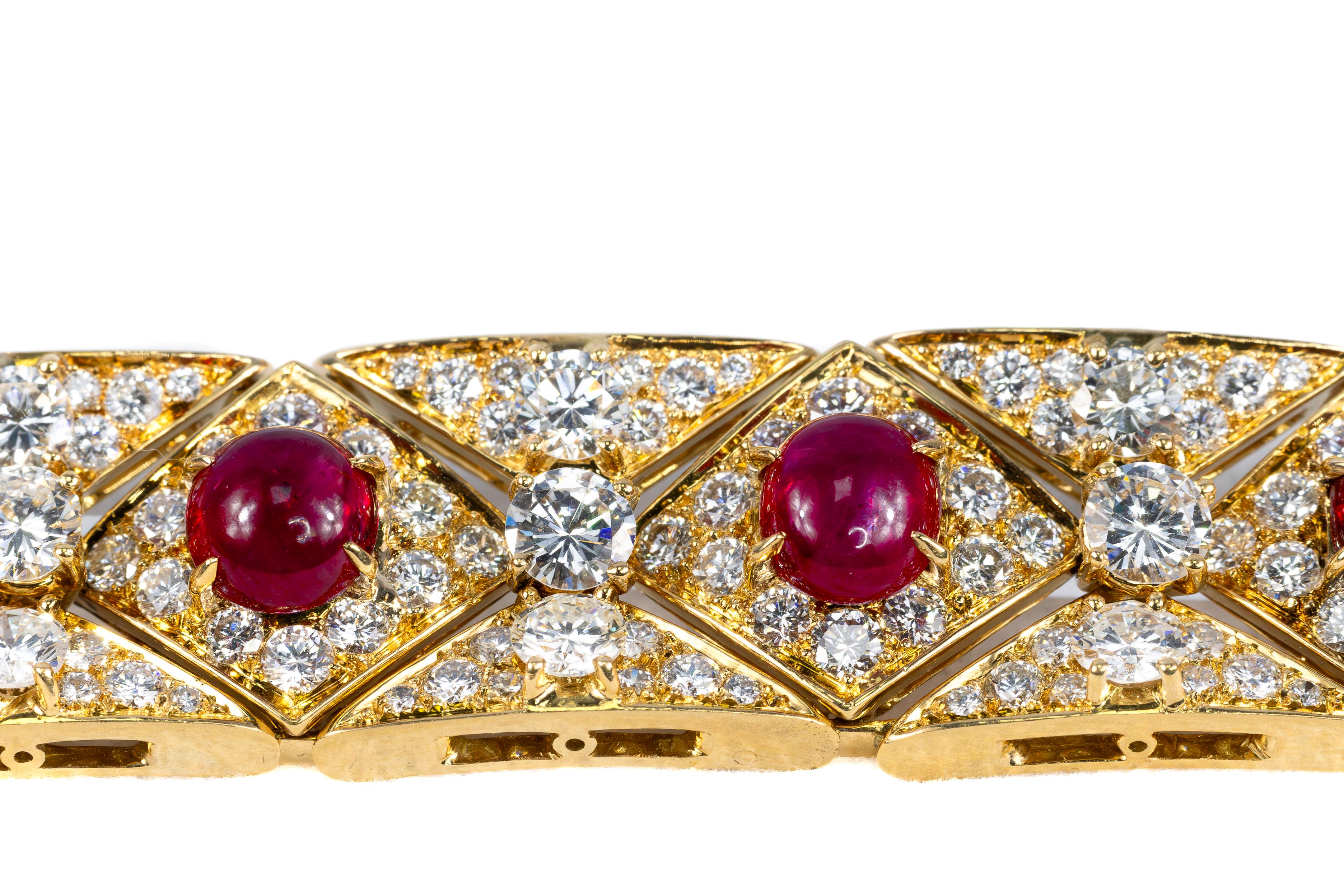 Harry Winston Bracelet en rubis cabochon et diamants

Création époustouflante de Harry Winston, ce magnifique bracelet est un chef-d'œuvre de brillance et d'élégance. La pièce est délicieusement réalisée en or jaune 18 carats, formant une structure