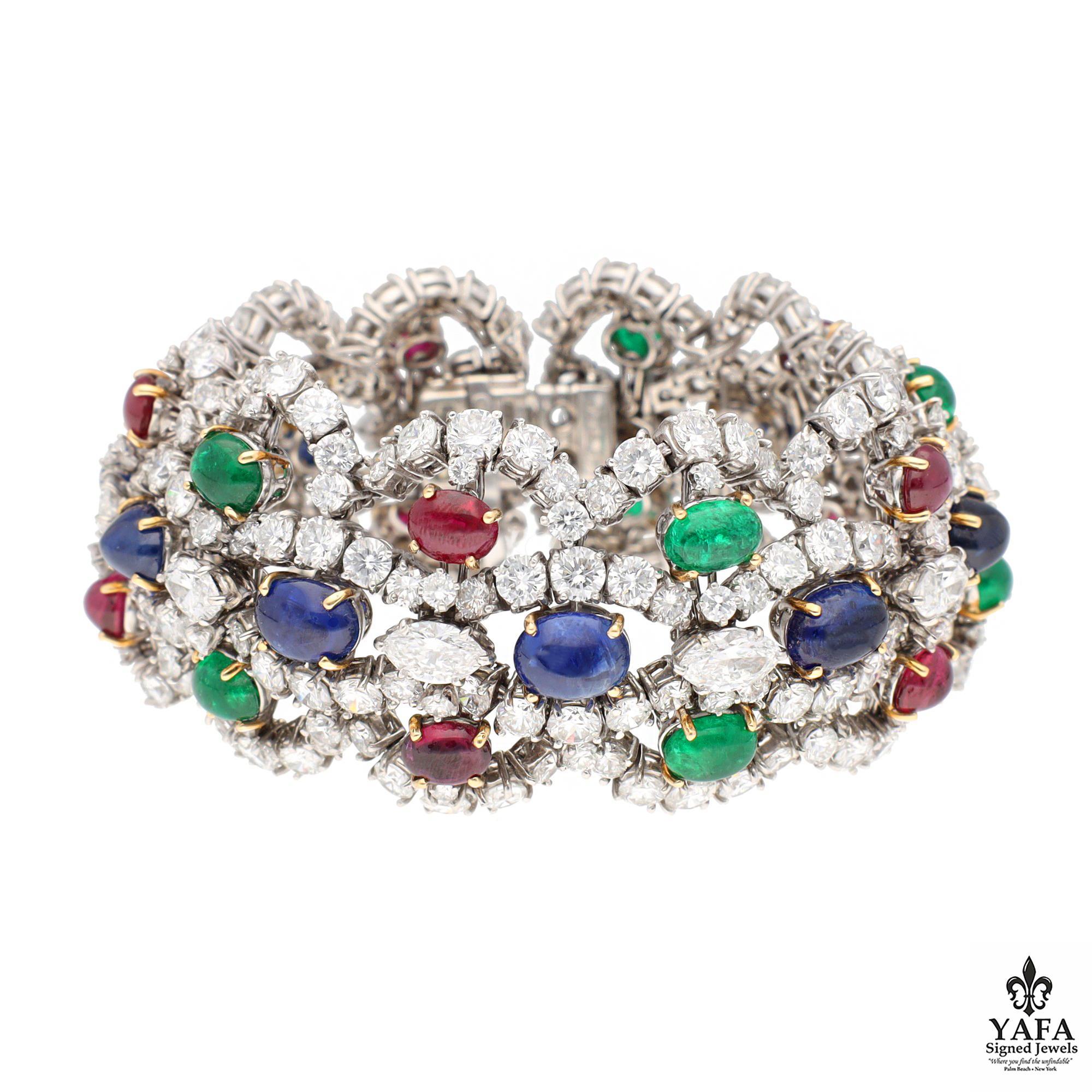 Elle est sertie de saphirs, d'émeraudes et de rubis taillés en cabochon, encadrés de diamants taillés en brillant et en marquis.

Circa - 1960's
Longueur approximative - 7.5
