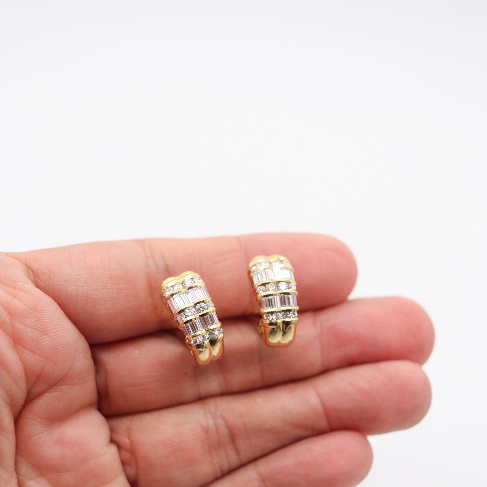 HARRY WINSTON Clips On Earrings In 18Kt Yellow Gold With 2.56 Ctw In Diamonds In Excellent Condition For Sale In Miami, FL
