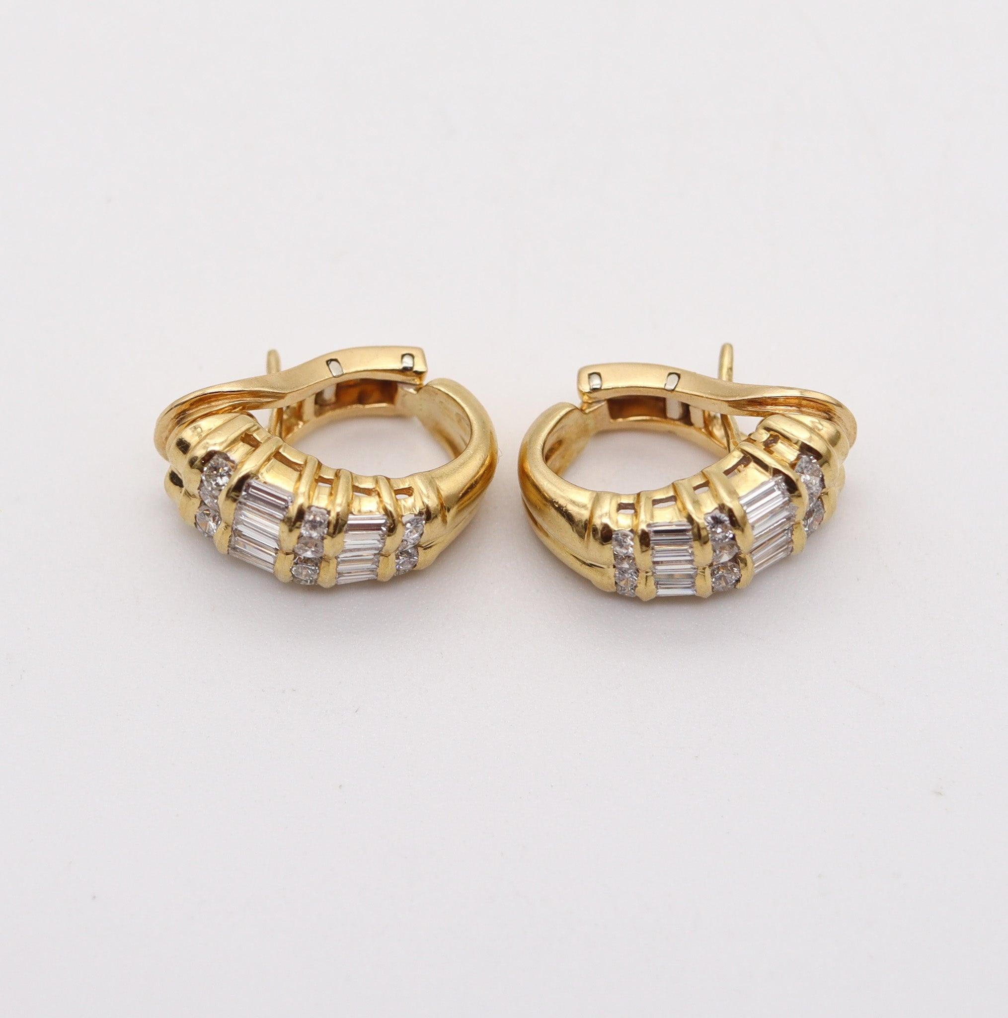 Women's HARRY WINSTON Clips On Earrings In 18Kt Yellow Gold With 2.56 Ctw In Diamonds For Sale