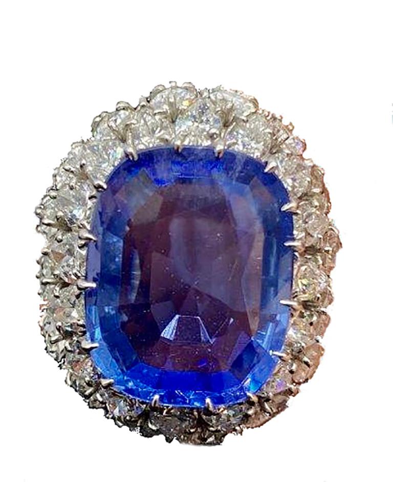 HARRY WINSTON Ceylon Sapphire Ring with Diamonds and platinum setting
Untreated sapphire from Sri Lanka with a double frame of pear-cut diamonds set in claw and bevel
Gubelin cetification. 
◘ Weight Sapphire 17.35ct 
◘ Diamonds aprox 7.36ct  (F