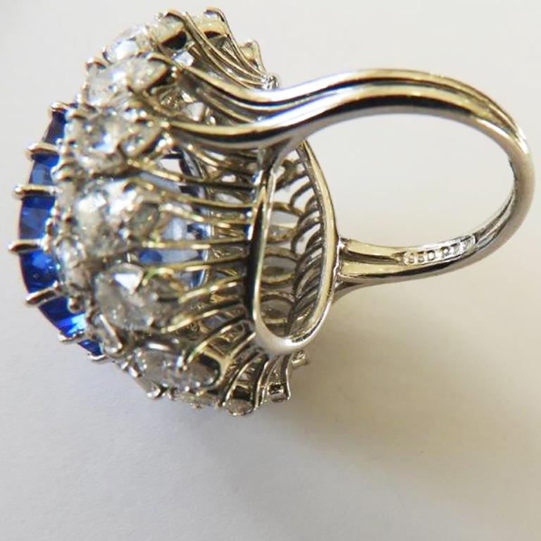 Harry Winston Cluster Ceylon Sapphire and Diamond Ring in Platinum Setting In Excellent Condition In Bilbao, ES