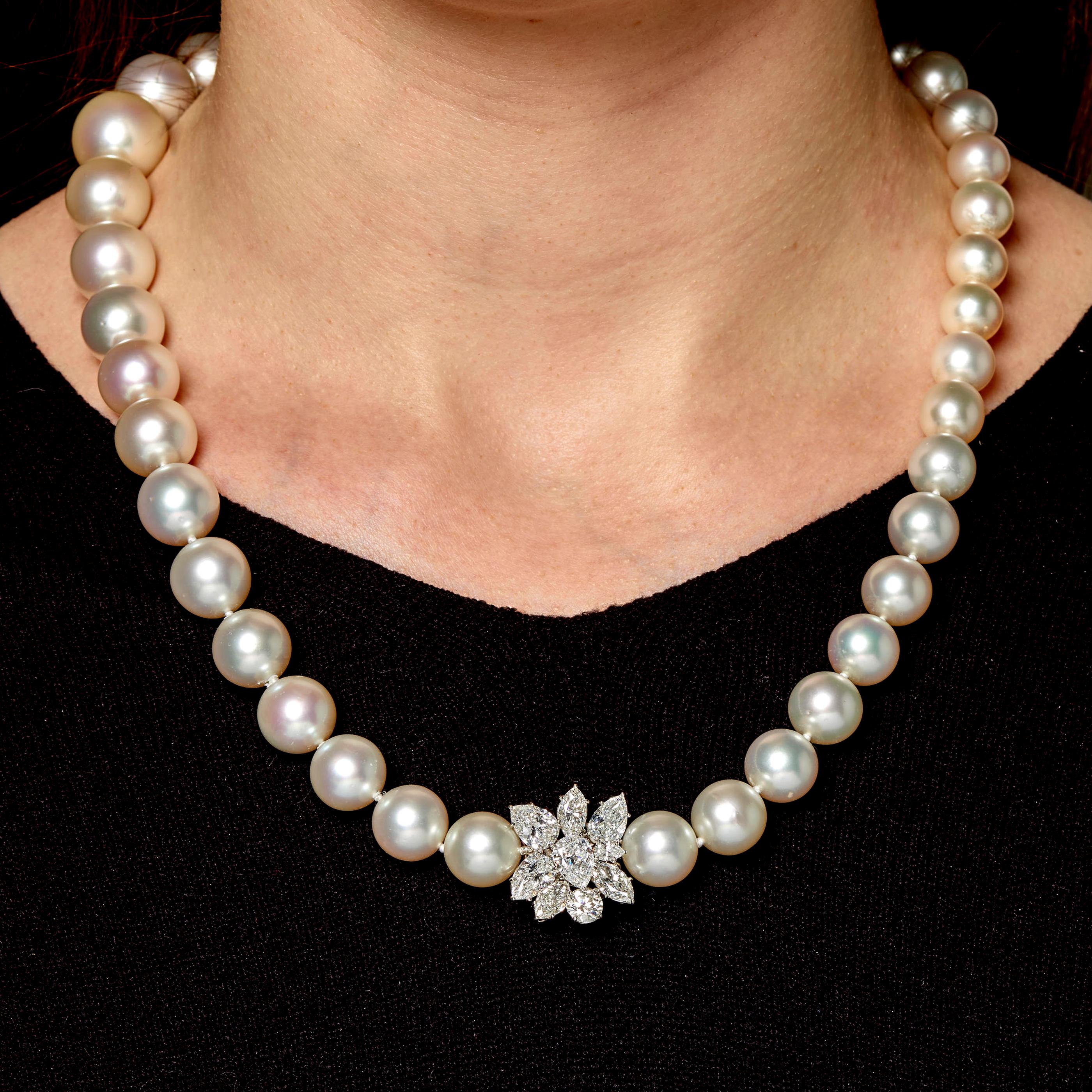 This exquisite piece of jewelry is strung with graduated cultured pearls that range in size from 11.1 mm to 17.2 mm, presenting a seamless blend of grandeur and sophistication. These pearls have been carefully selected for their lustrous beauty,