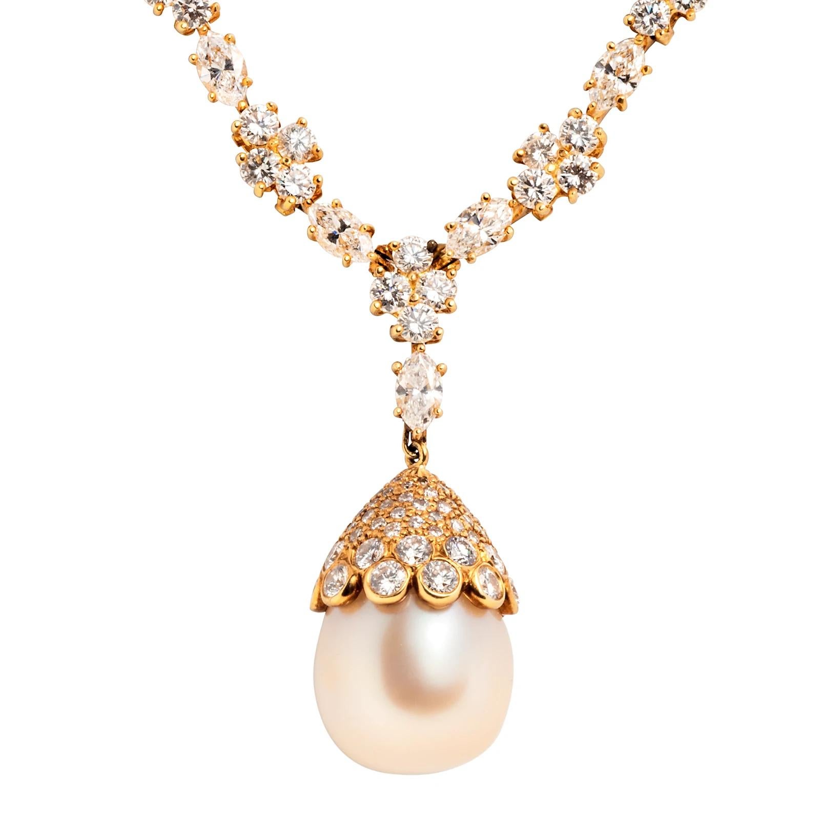 The master craftsmen of Harry Winston have used over 20 carats of diamonds to create this elegant flower garland necklace which centers on an acorn-form cultured pearl drop. The design is completed by a substantial diamond flower clasp.

16” in