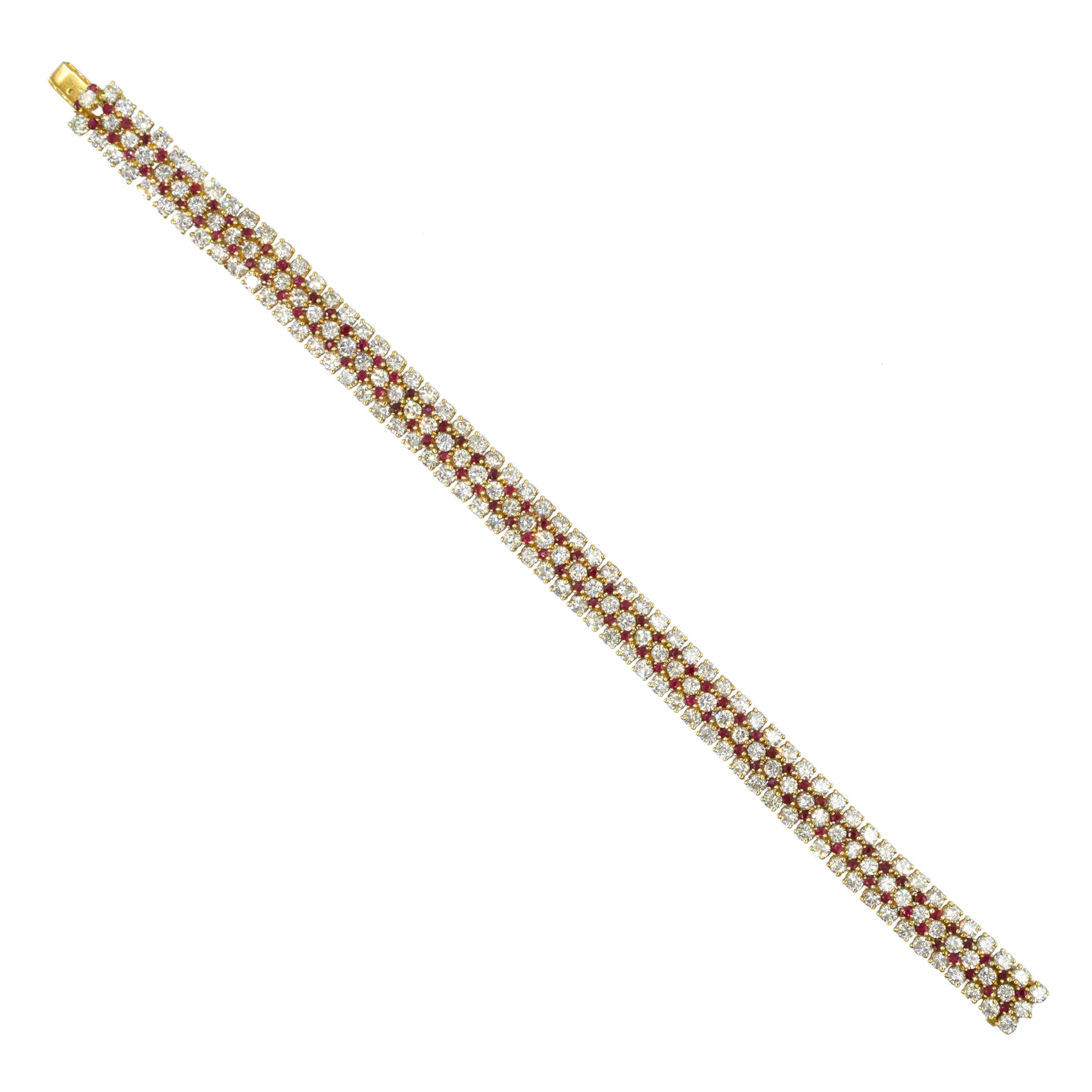 Harry Winston Diamant- und Rubinarmband aus 18 Karat Gelbgold. Dieses fünfreihige Armband wechselt mit drei Reihen von Diamanten und zwei Reihen von Rubinen. Aus 171 runden Diamanten im Brillantschliff mit insgesamt
Gewicht von ca. 11,0ct, Farbe F-G