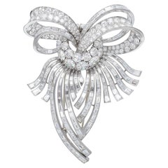 Broche de Harry Winston con un lazo de diamantes en platino.