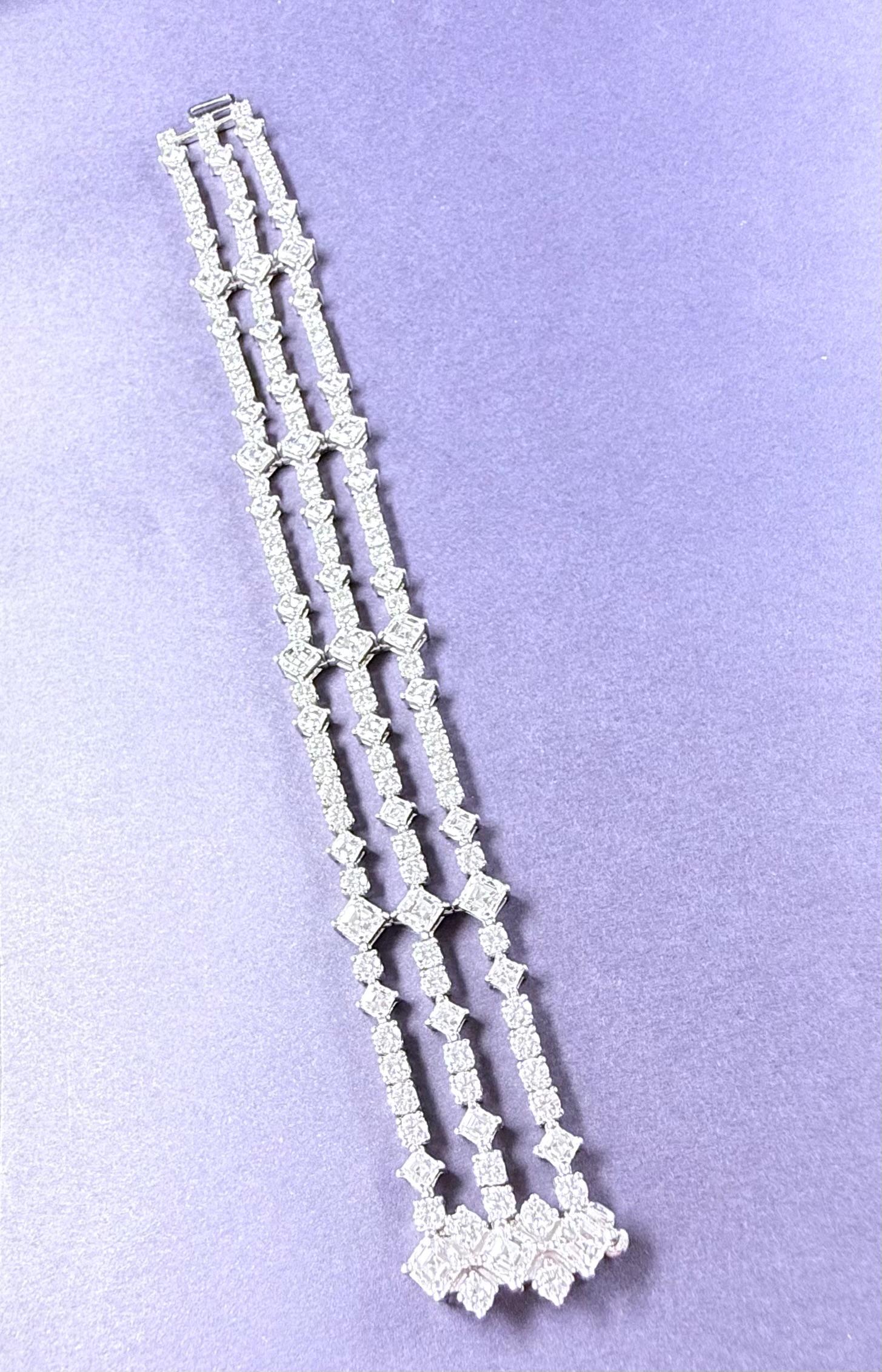 Bracelet en diamant Winston 
vers 2013
18,90 cts de poids total de diamants.
Platine  
Le bracelet articulé de conception ajourée comprenant trois rangées de diamants carrés de taille émeraude et de diamants ronds de taille brillant entrecoupées de