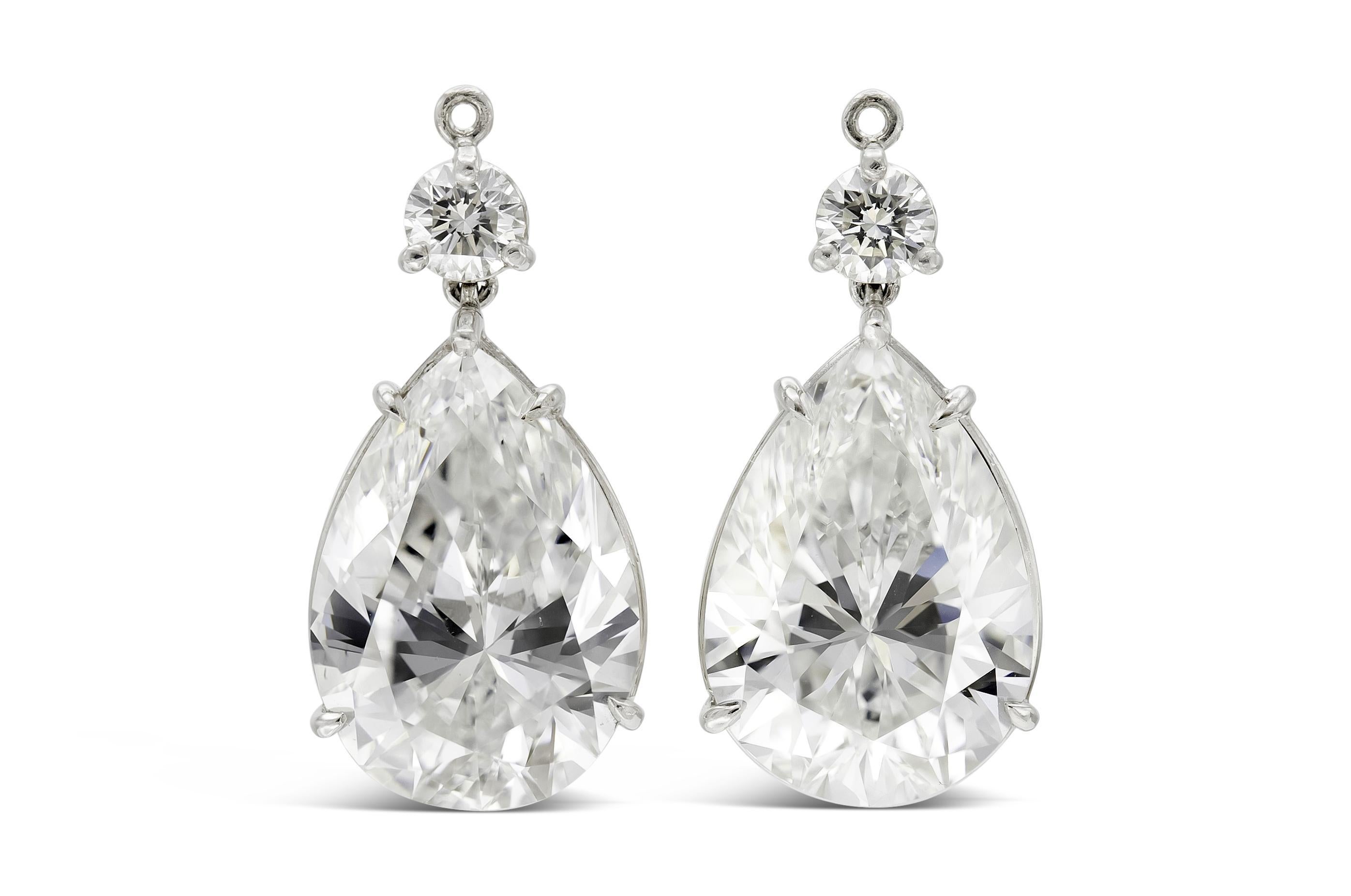 Orecchini a pendente con diamanti e pera di Harry Winston in vendita 1