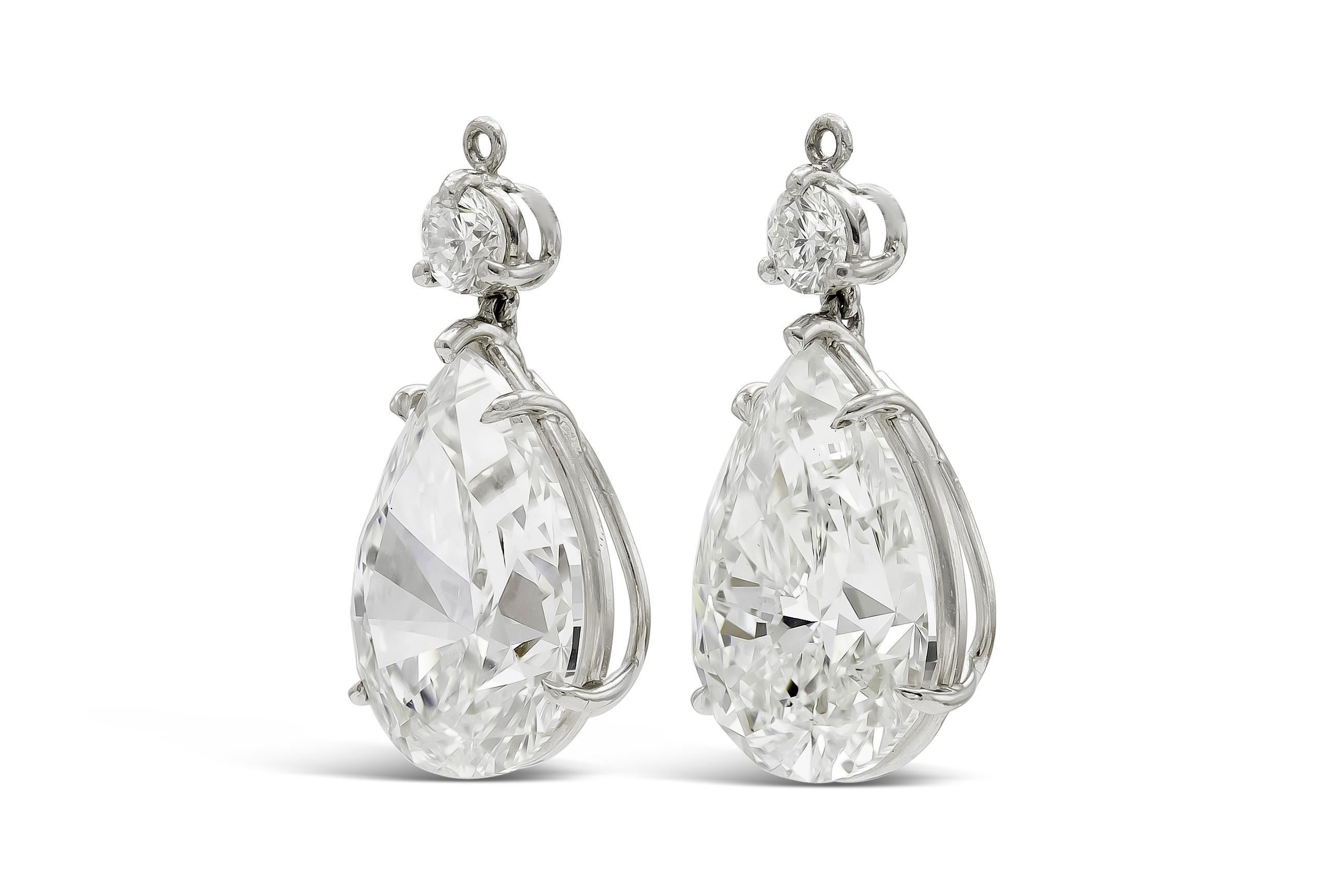 Orecchini a pendente con diamanti e pera di Harry Winston in vendita 2