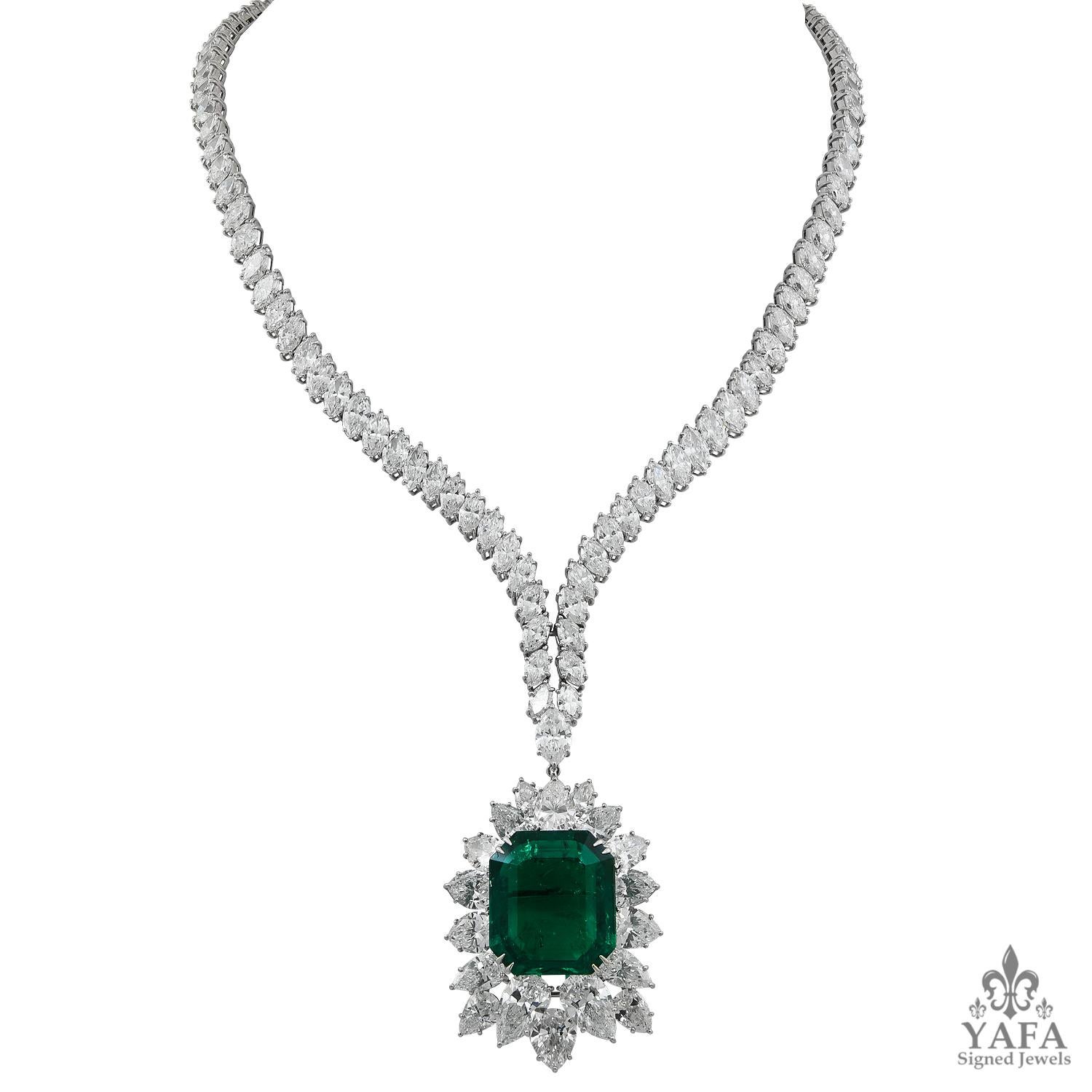 Harry Winston Collier pendentif important en diamants et émeraude certifiée 23 carats Bon état - En vente à New York, NY