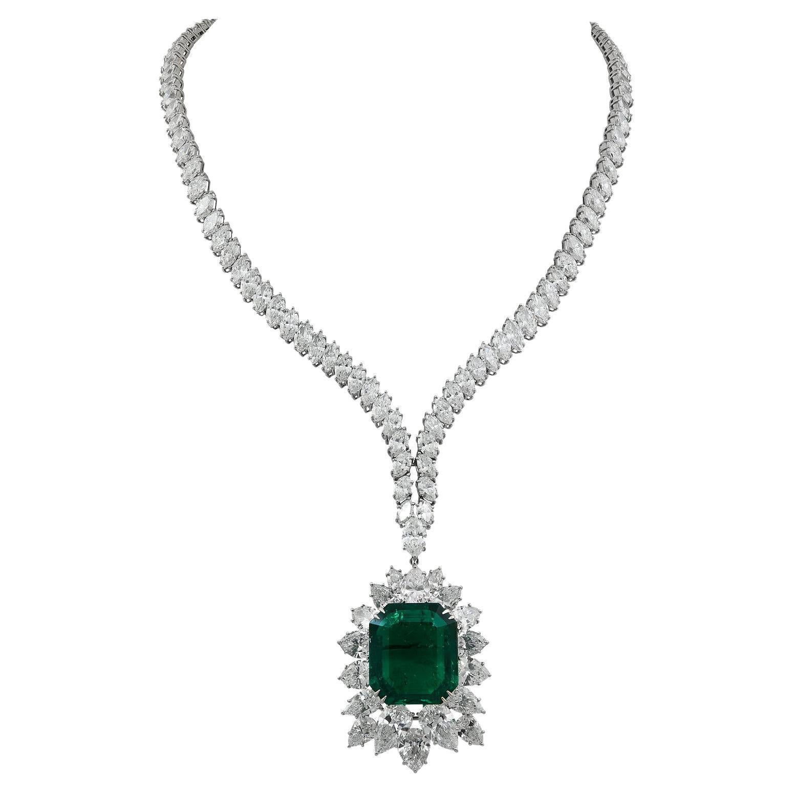 Harry Winston Collier pendentif important en diamants et émeraude certifiée 23 carats en vente