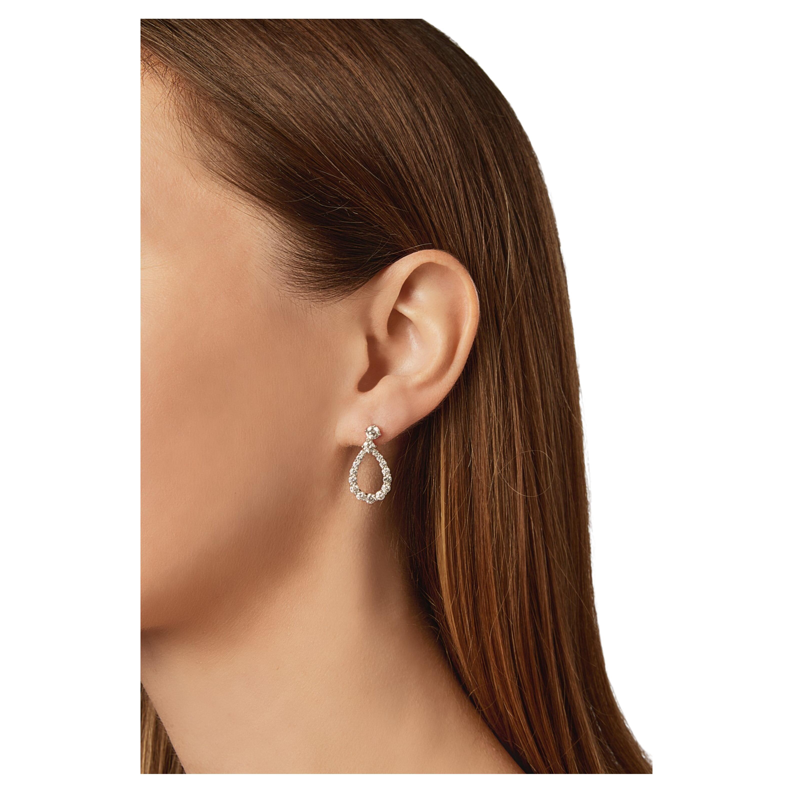 Sie sind der Inbegriff von Luxus und Raffinesse: die Harry Winston Diamond Loop Diamond Earrings in mittlerer Größe, die aus Platin gefertigt sind und zeitlose Eleganz ausstrahlen.

Mit einem Gewicht von 4,3 Gramm und einer Größe von 20 x 9,3 mm