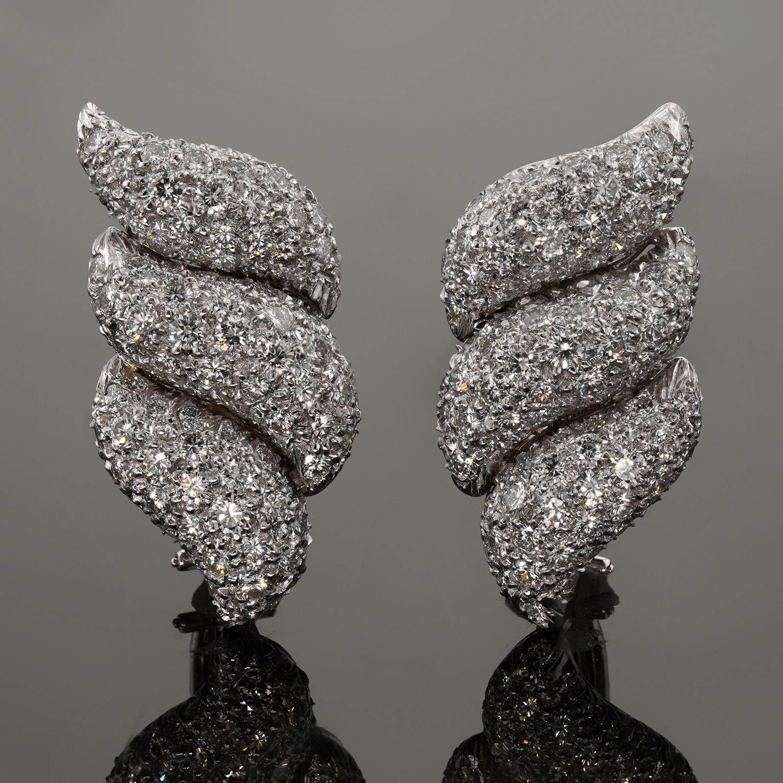 Estos magníficos pendientes Harry Winston están elaborados en platino 950 y engastados con diamantes redondos talla brillante E-F-G VVS1-VVS2. Fabricado en Estados Unidos hacia la década de 2000. Medidas: 16 mm de ancho, 33 mm de largo. 
