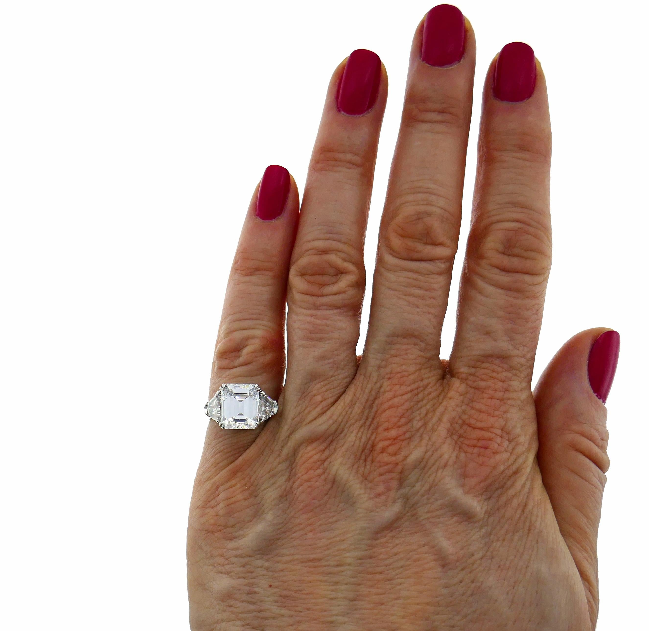 Zeitloser und eleganter Ring von Harry Winston. Klassisches Design, perfekte Proportionen, ein Diamant von höchster Qualität!
Der Ring ist aus Platin gefertigt und verfügt über einen herrlichen 4,03-Karat-Diamanten im Smaragdschliff, der von einem