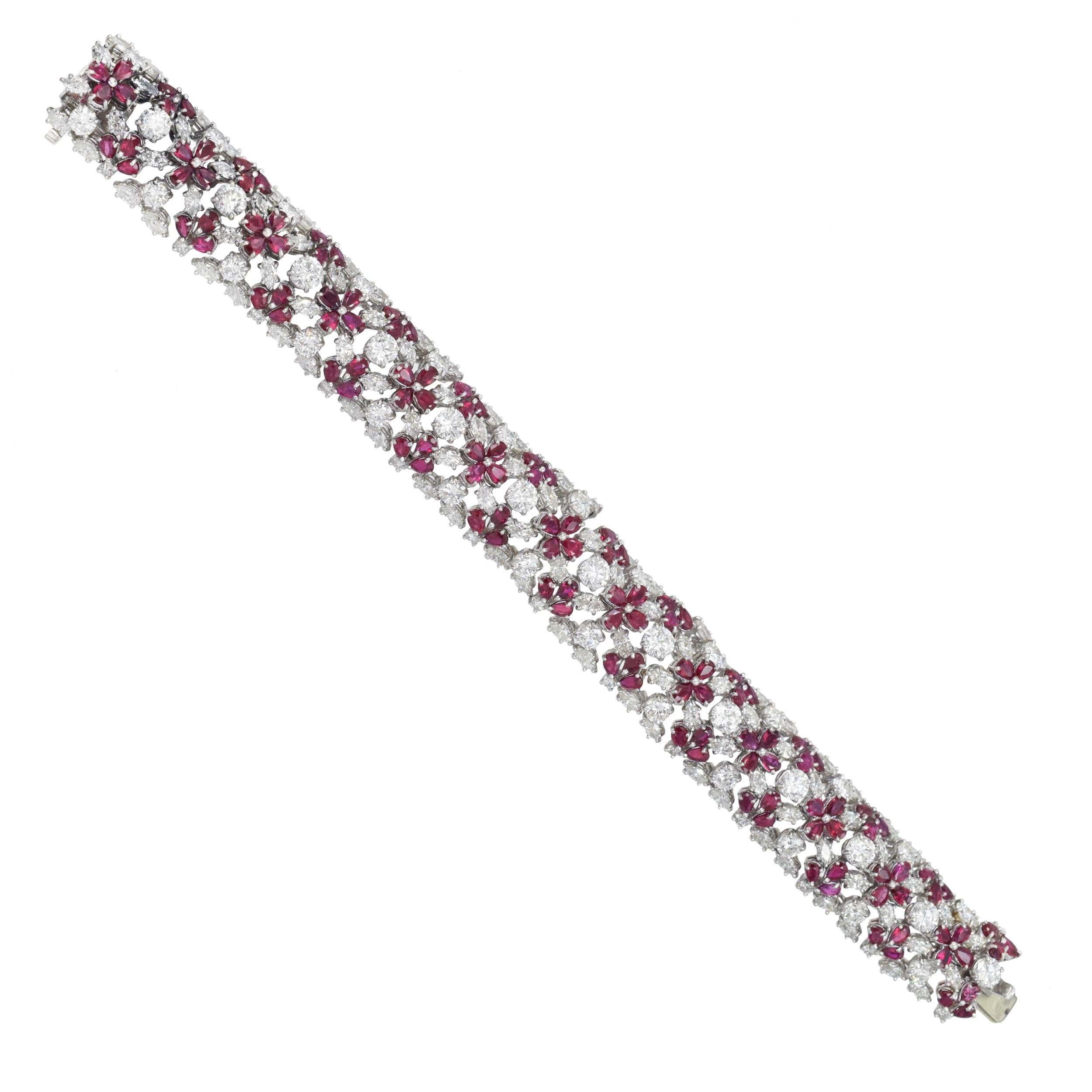 Bracelet bombe en diamants et rubis de Harry Winston en platine. Circa 1970. Serti de rubis en forme de poire et de diamants ronds de taille marquise. Le bracelet est serti d'un total de 15.09ct de rubis et 19.20ct de diamants. Couleur du diamant :