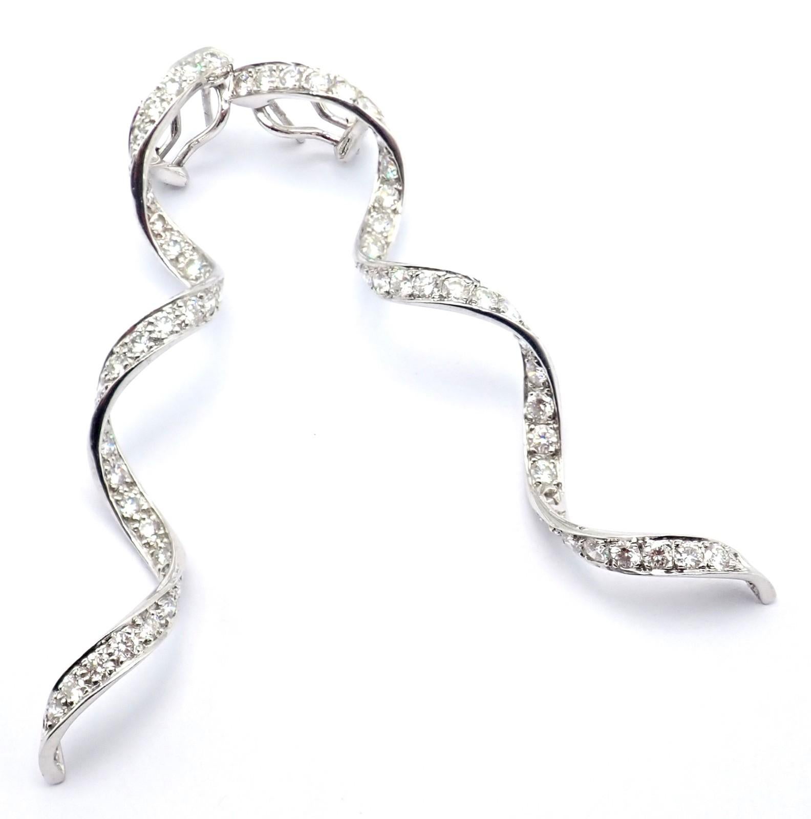 Orecchini a goccia con diamante in platino a forma di tortiglione di Harry Winston. 
Con 68 diamanti rotondi taglio brillante di purezza VVS1 e colore F per un peso totale di circa 4 carati.
Questi orecchini vengono forniti con la custodia