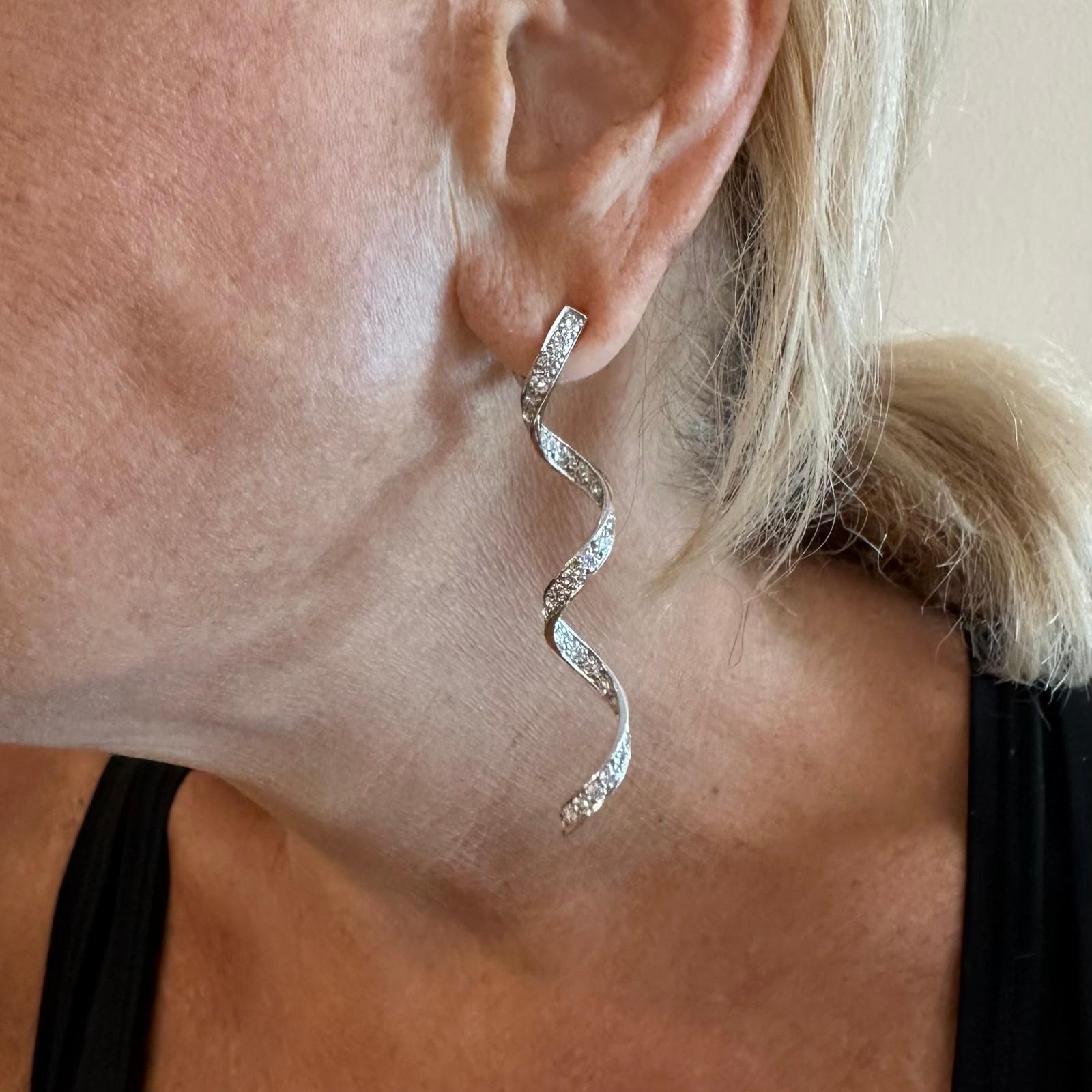 Harry Winston - Orecchini in platino con diamanti a goccia lunga e ritorta in vendita 2