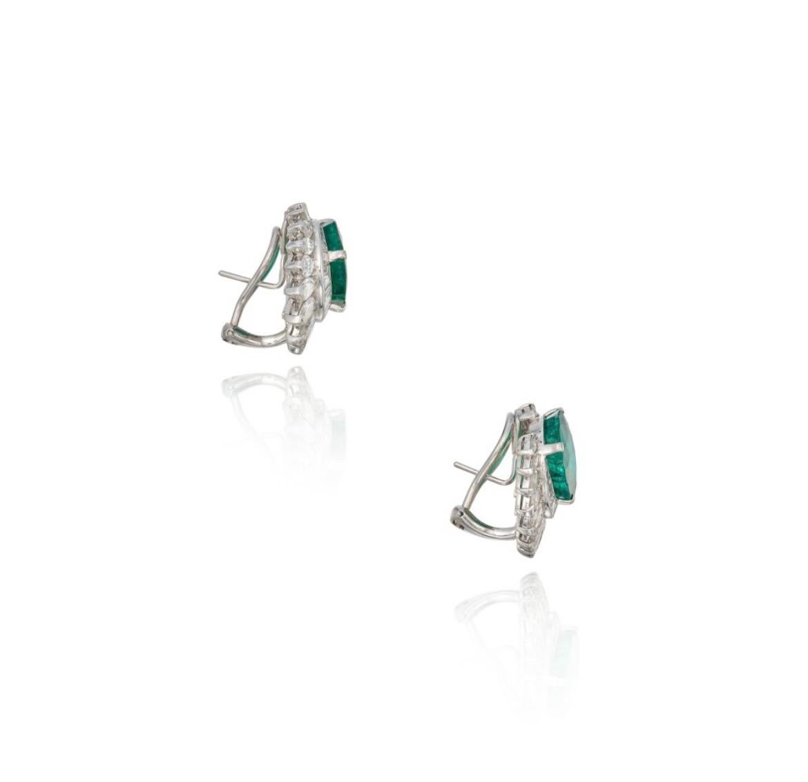 Clips d'oreilles en platine, émeraude et diamant, par HARRY WINSTON. Excellent état - En vente à New York, NY