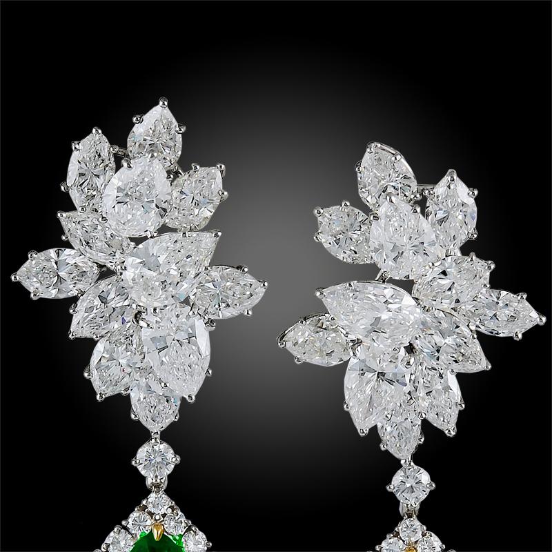 Harry Winston Smaragd-Diamant-Cluster-Platin-Ohrringe mit Anhänger im Zustand „Gut“ im Angebot in New York, NY