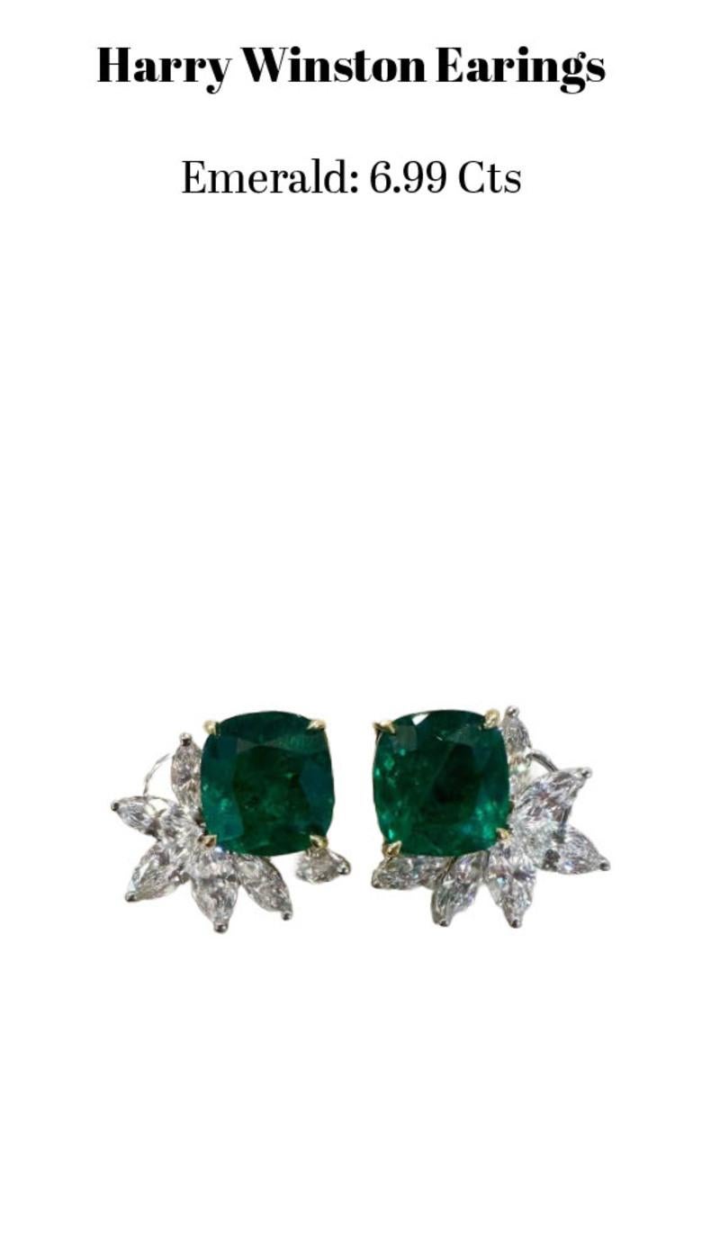 Un raffinato paio di orecchini firmati Harry Winston, con 6,99 carati di smeraldi colombiani a forma di cuscino, elegantemente incastonati nel ricco platino. Questi smeraldi naturali, certificati dal Gübelin Gem Lab, presentano una tonalità di verde