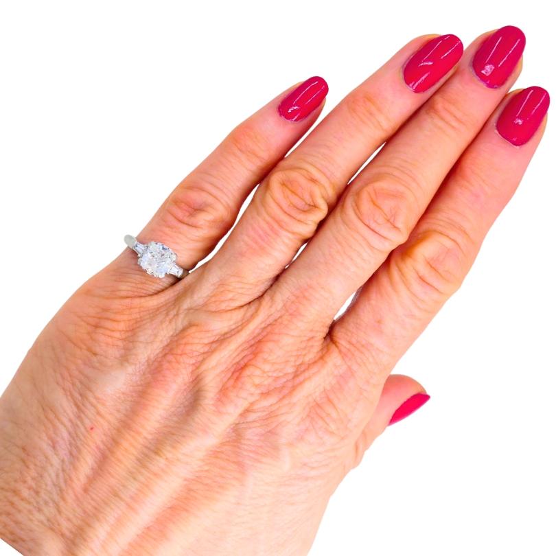 Taille coussin Bague de fiançailles Harry Winston Diamant taille coussin 1,77 carat F/VS2 GIA Estate en vente