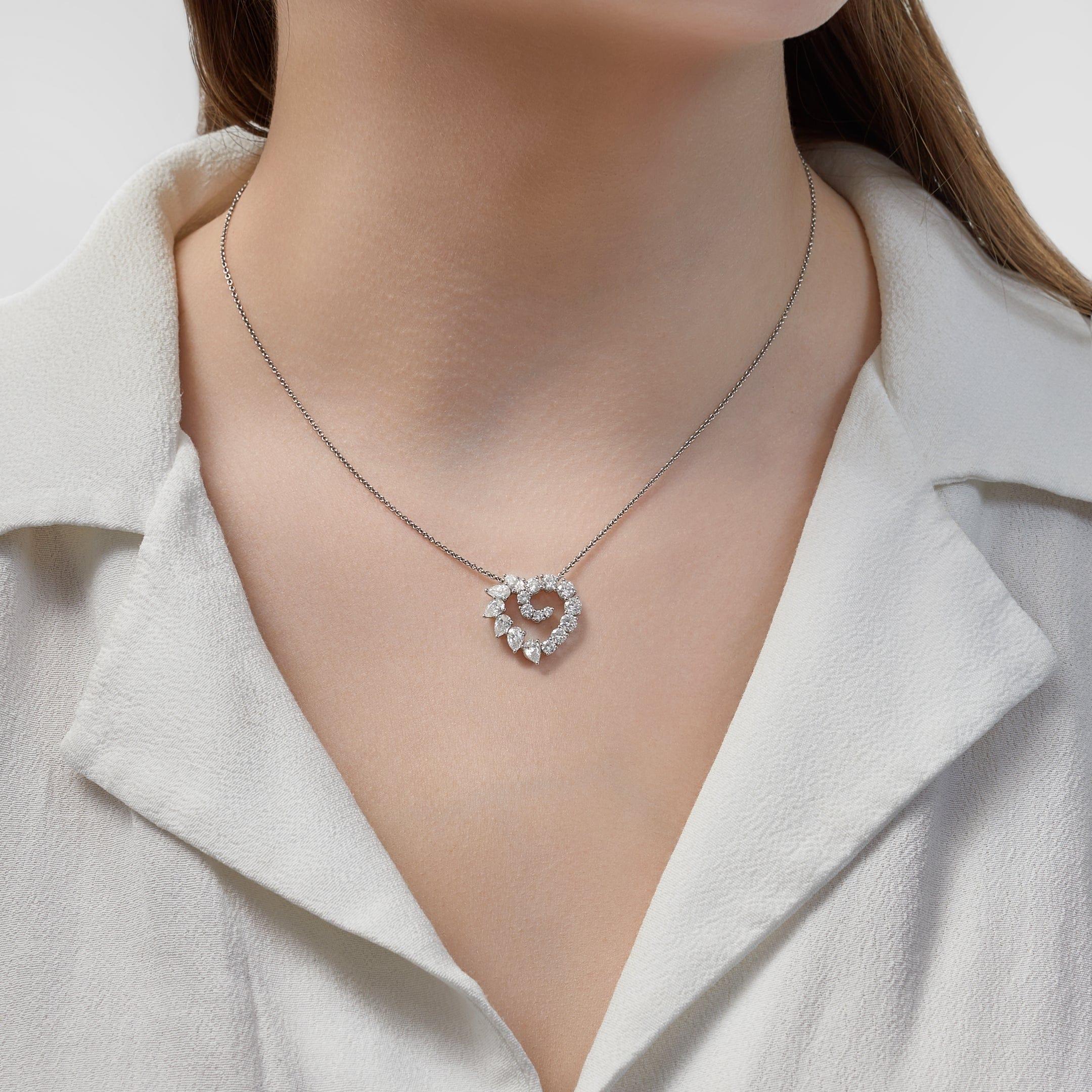Realizzato con precisione e attenzione ai dettagli, questo pendente mette in mostra la brillantezza di 6 diamanti a forma di pera e 11 diamanti rotondi taglio brillante, per un totale di ben 3,90 carati. Ogni diamante viene sapientemente selezionato