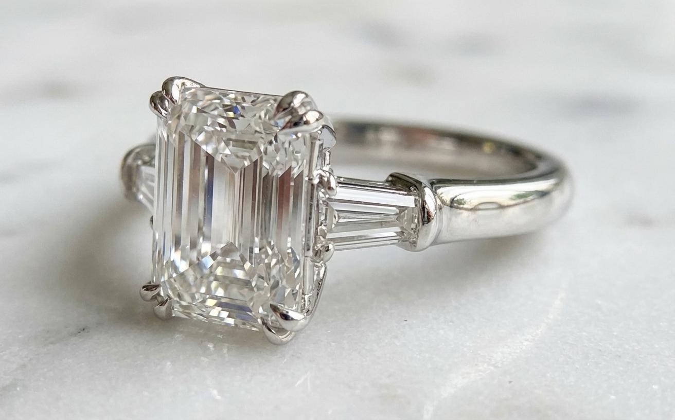 Contemporain Harry Winston GIA Certified 4 Carat Emerald Cut Diamond Engagement Ring en vente