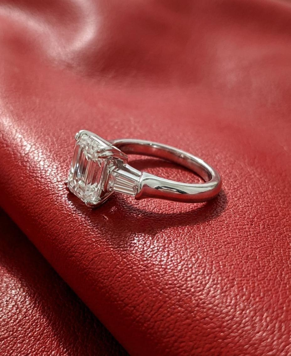 Taille émeraude Harry Winston GIA Certified 4 Carat Emerald Cut Diamond Engagement Ring en vente