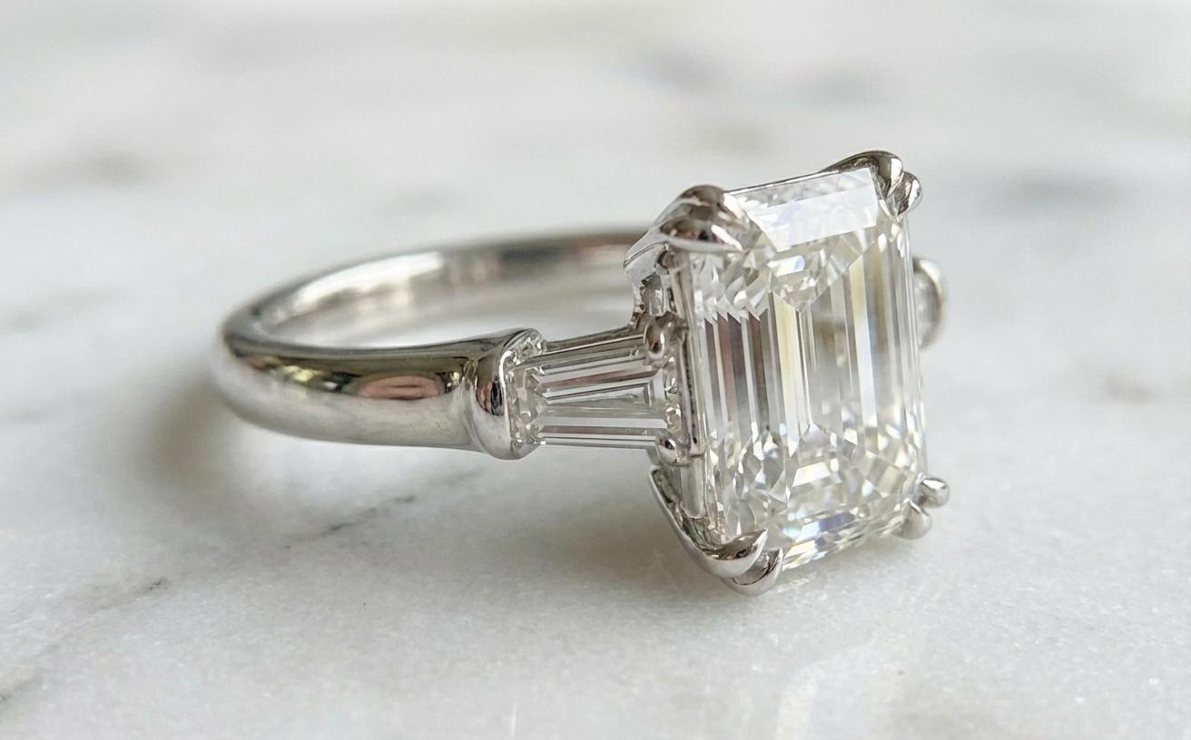 Harry Winston GIA Certified 4 Carat Emerald Cut Diamond Engagement Ring Pour femmes en vente