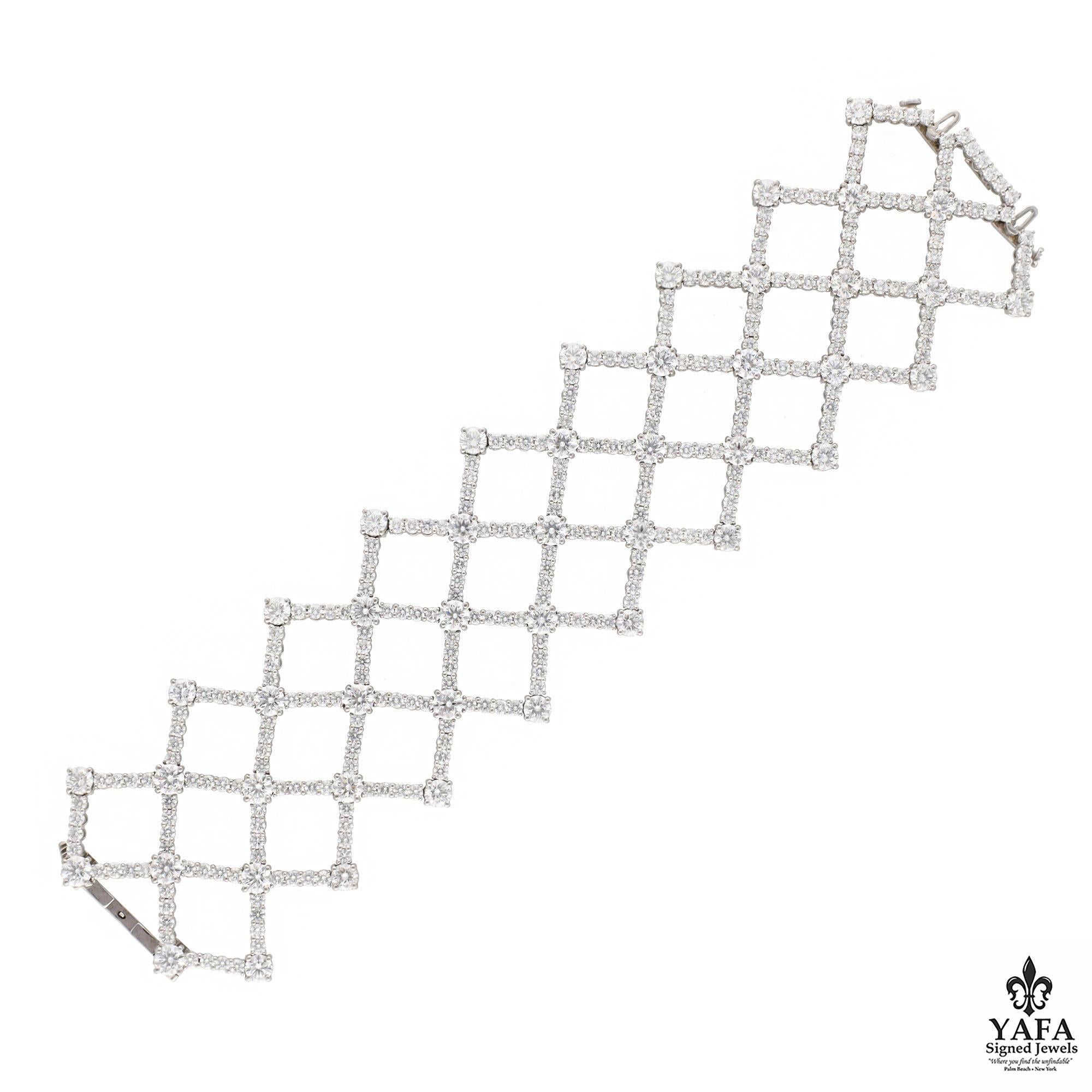 Créée à la main en platine, cette montre est ornée de rangées de diamants ronds de taille Brilliante entrelacés de manière flexible, tout en créant un effet de dôme sur le poignet.

Longueur approximative - 7