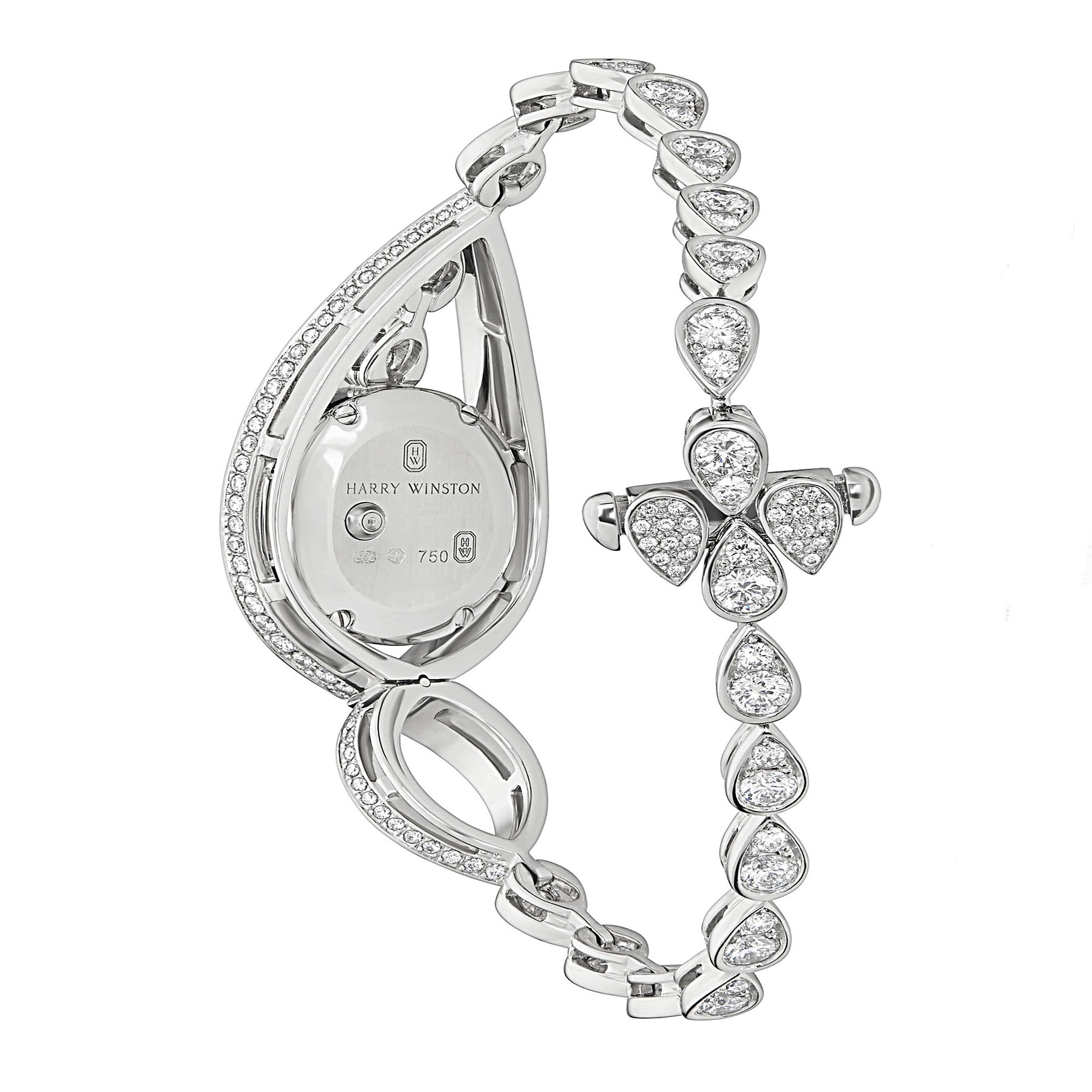 Die Harry Winston Diamond White Gold Watch aus der Loop Collection ist ein luxuriöser und sorgfältig gefertigter Zeitmesser. Das Gehäuse und das Armband der Uhr sind aus 18 Karat Weißgold gefertigt und bieten ein elegantes und strahlendes Finish.