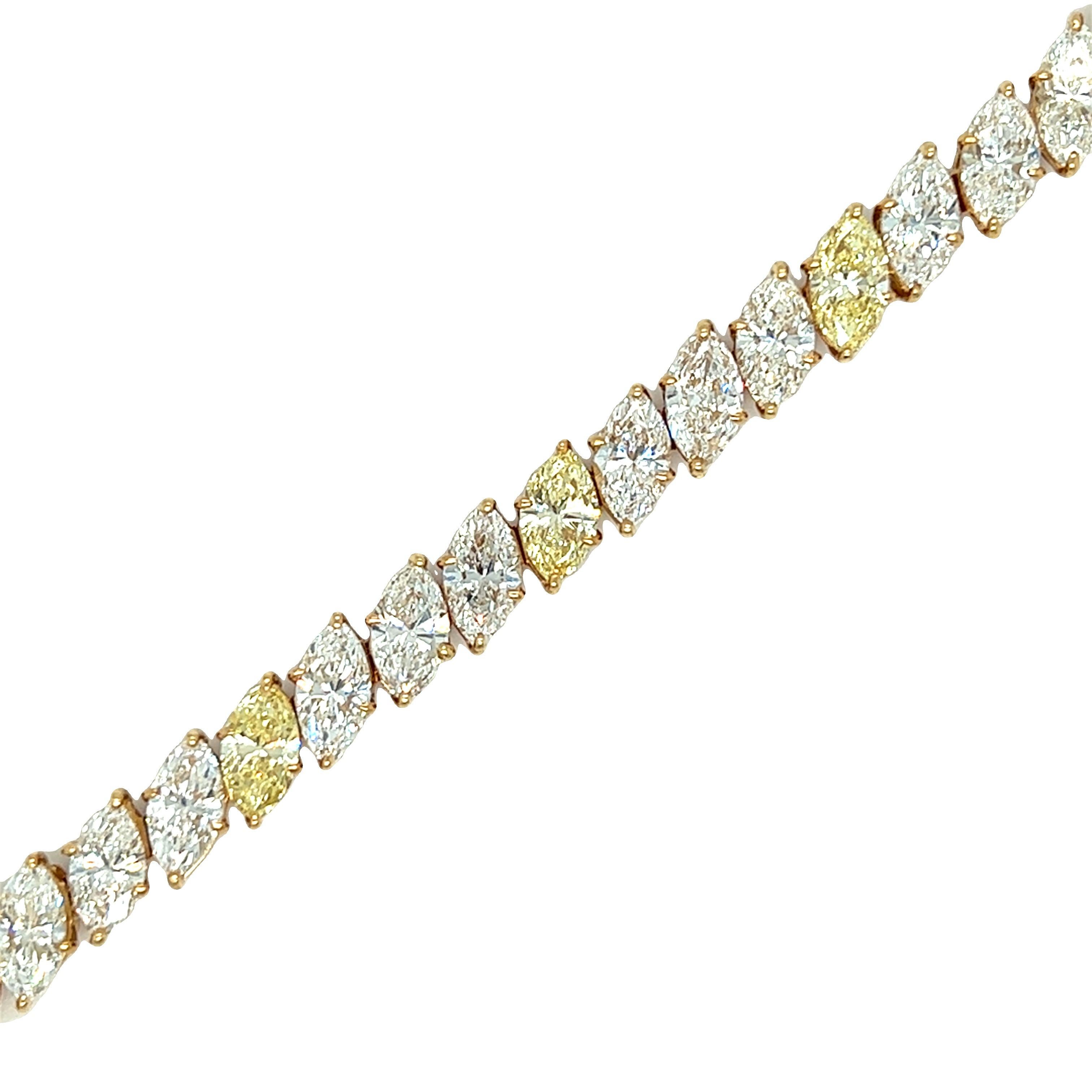 Dieses spektakuläre Harry Winston-Armband gehört zu unserer bedeutenden Juwelenkollektion und ist selbst in der High-End-Kollektion ein seltenes Stück. Das HW-Armband präsentiert 24 marquiseförmige farblose Diamanten mit einem geschätzten Farbwert