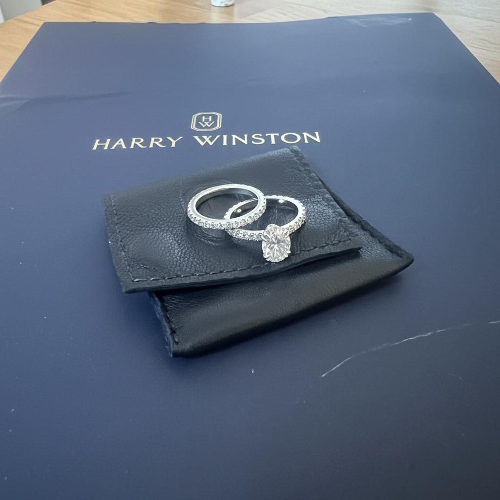 Anello di fidanzamento con diamante ovale e fascia nuziale con pavé di Harry Winston In condizioni Nuovo in vendita a Chicago, IL