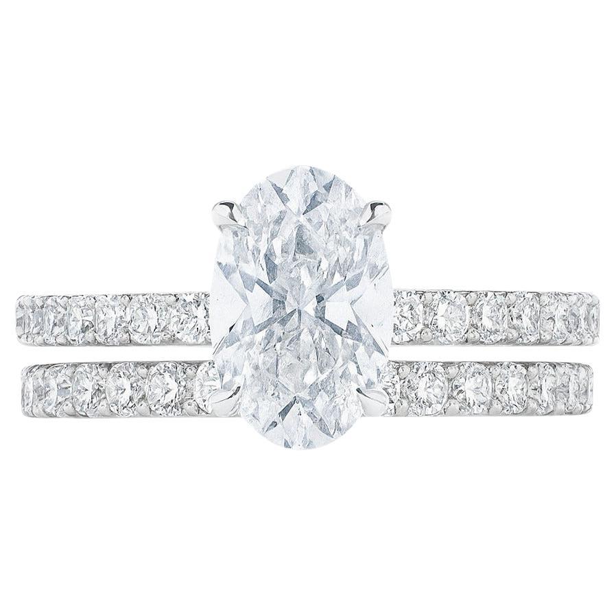Anello di fidanzamento con diamante ovale e fascia nuziale con pavé di Harry Winston in vendita