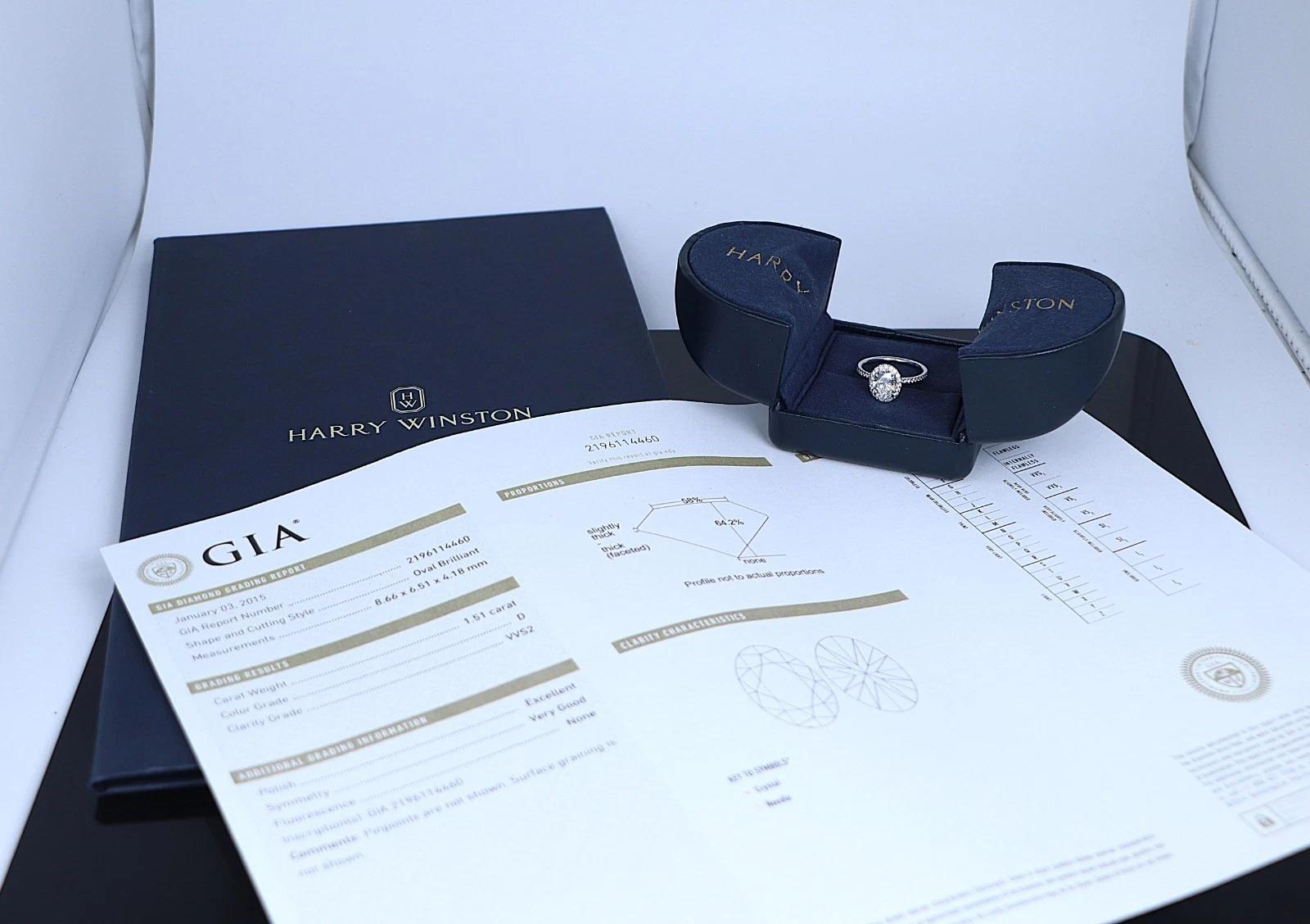 Este excepcional anillo de compromiso Harry Winston lleva un diamante brillante ovalado de 1,51 quilates, certificado por el GIA, del más alto pedigrí. Con una graduación de color D y claridad VVS2, la piedra central muestra un brillo y una pureza