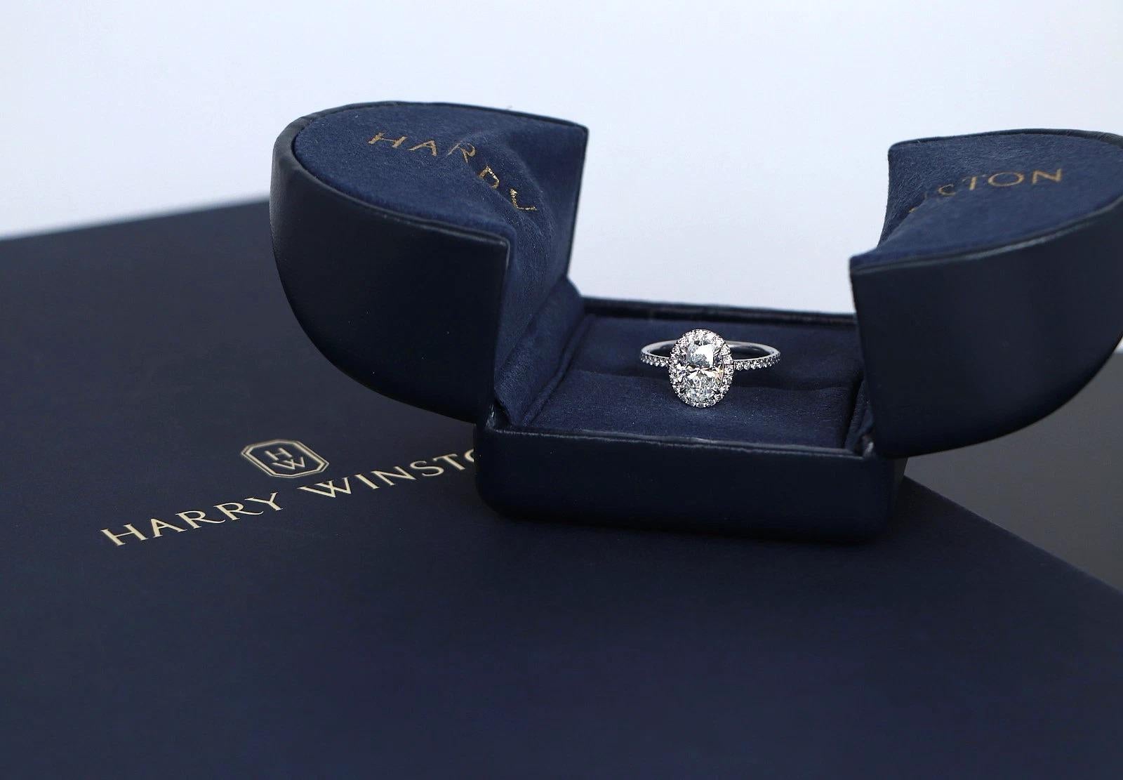 Harry Winston Oval-Shaped Diamond Micropavé Halo Engagement Ring Moderno en venta