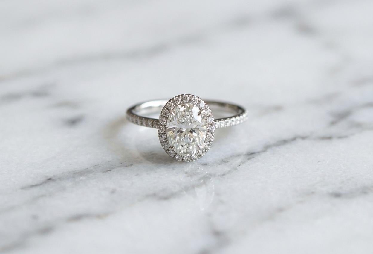 Harry Winston Oval-Shaped Diamond Micropavé Halo Engagement Ring Corte oval en venta