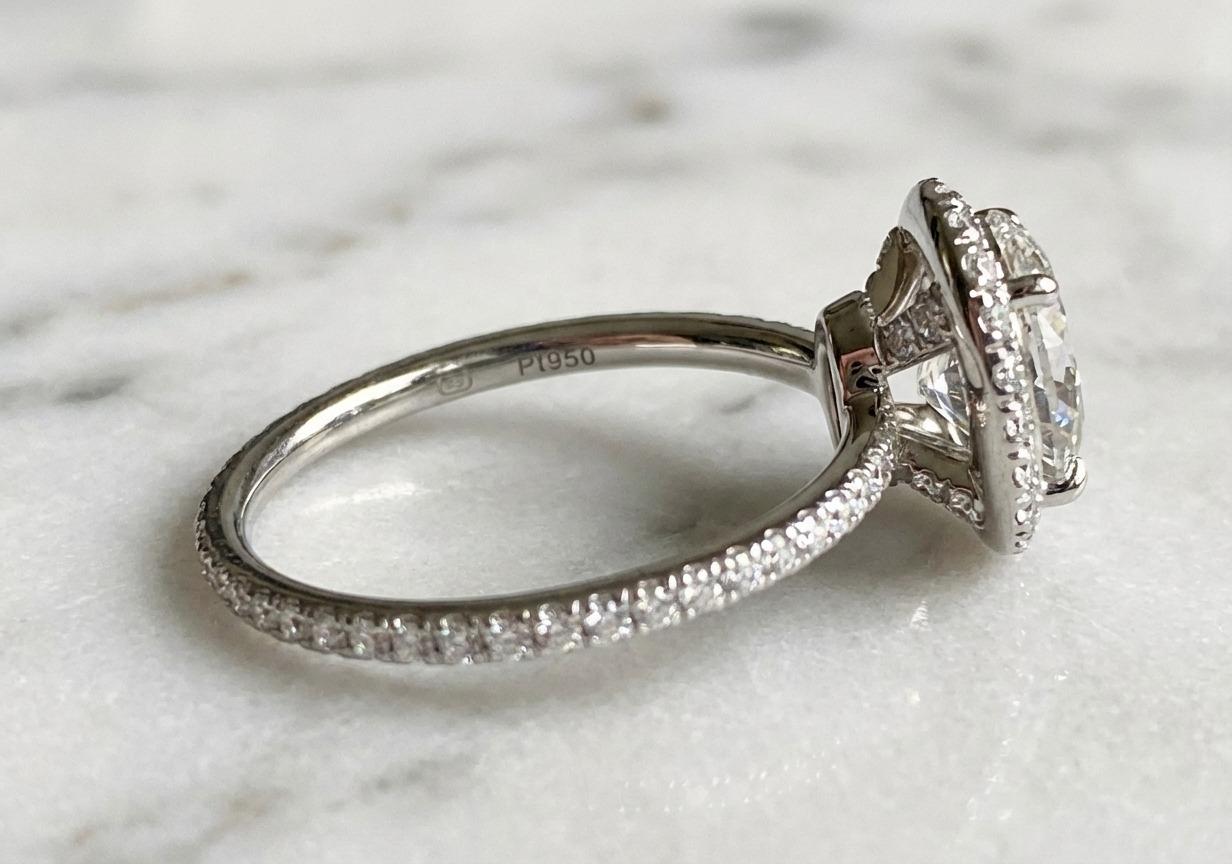 Harry Winston Oval-Shaped Diamond Micropavé Halo Engagement Ring en Excelente estado para la venta en Chicago, IL