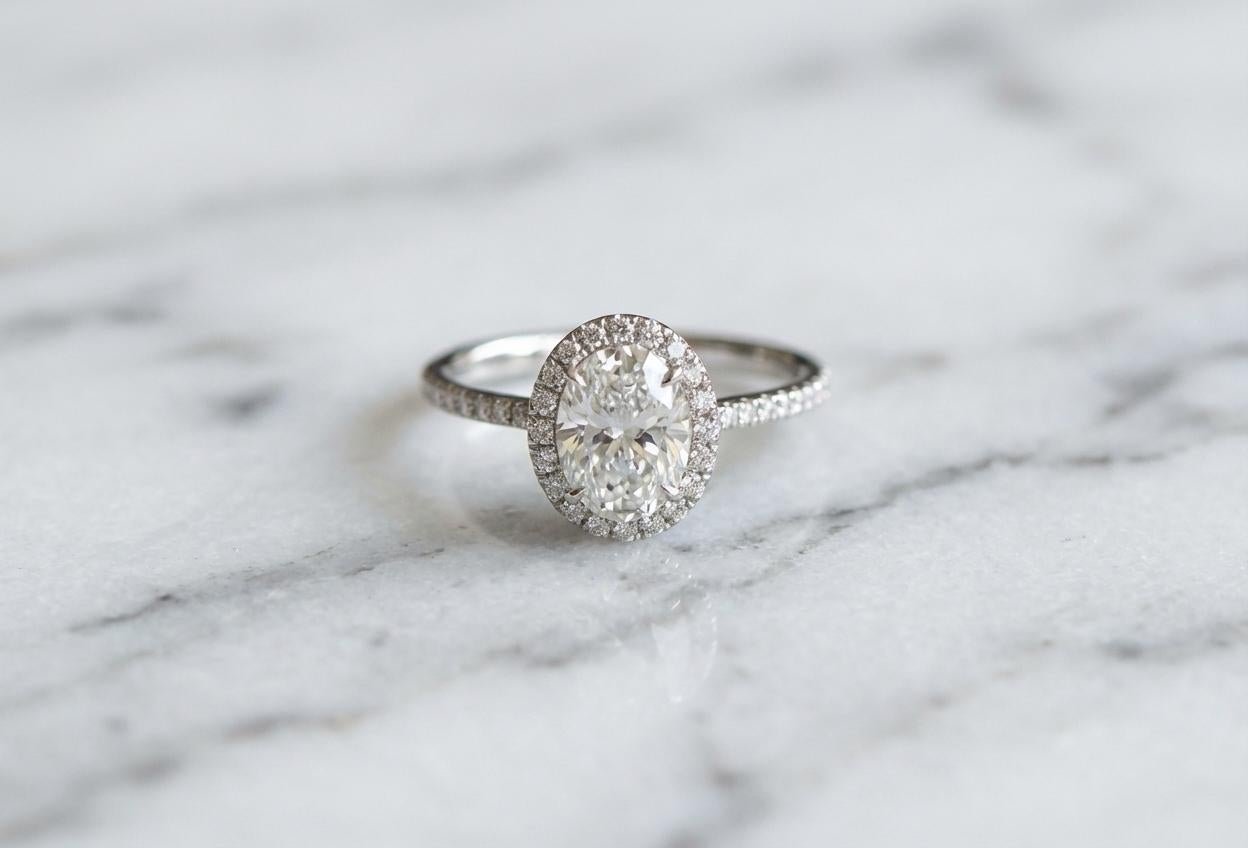 Femenino o masculino Harry Winston Oval-Shaped Diamond Micropavé Halo Engagement Ring en venta