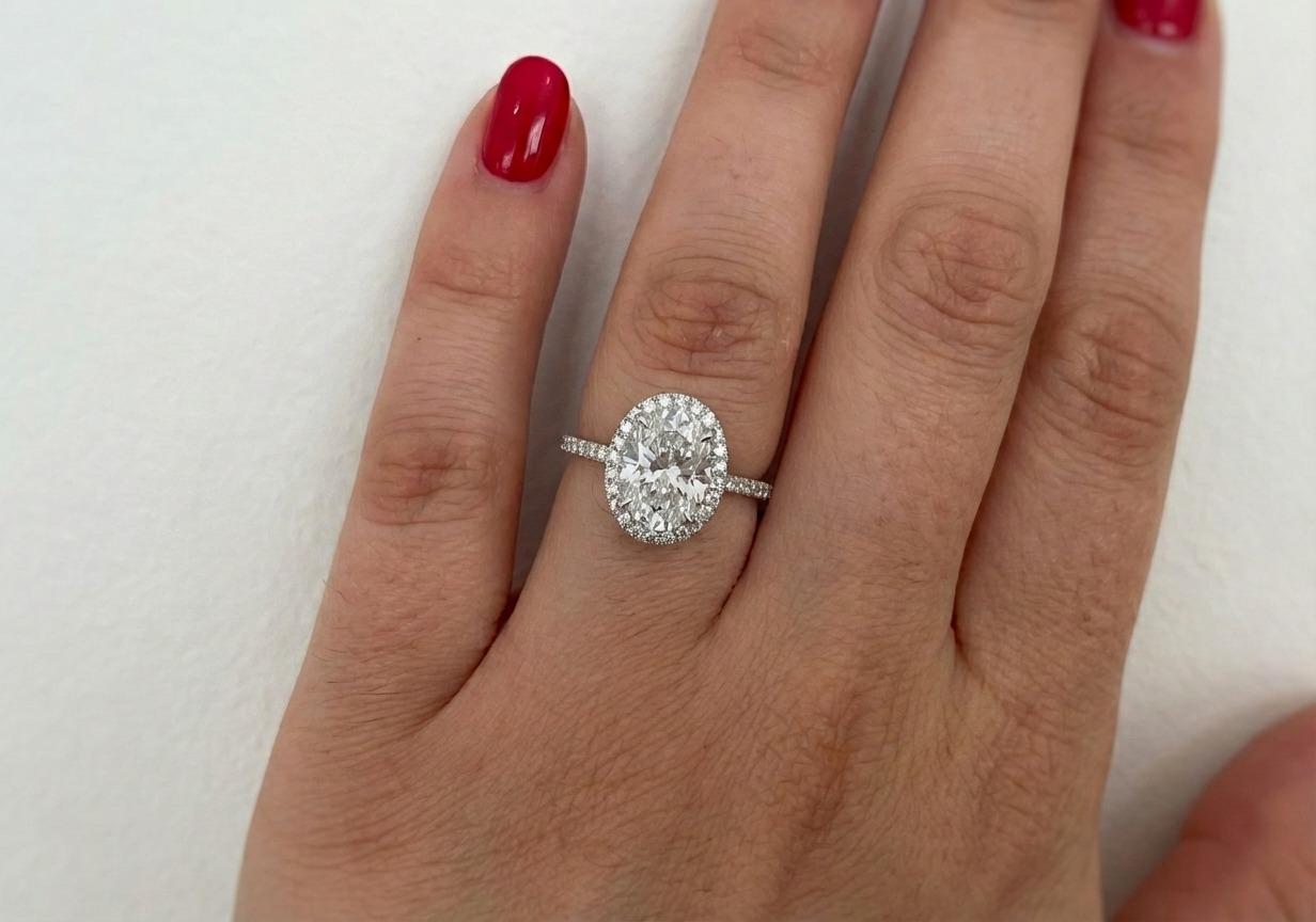 Harry Winston Oval-Shaped Diamond Micropavé Halo Engagement Ring en venta 1