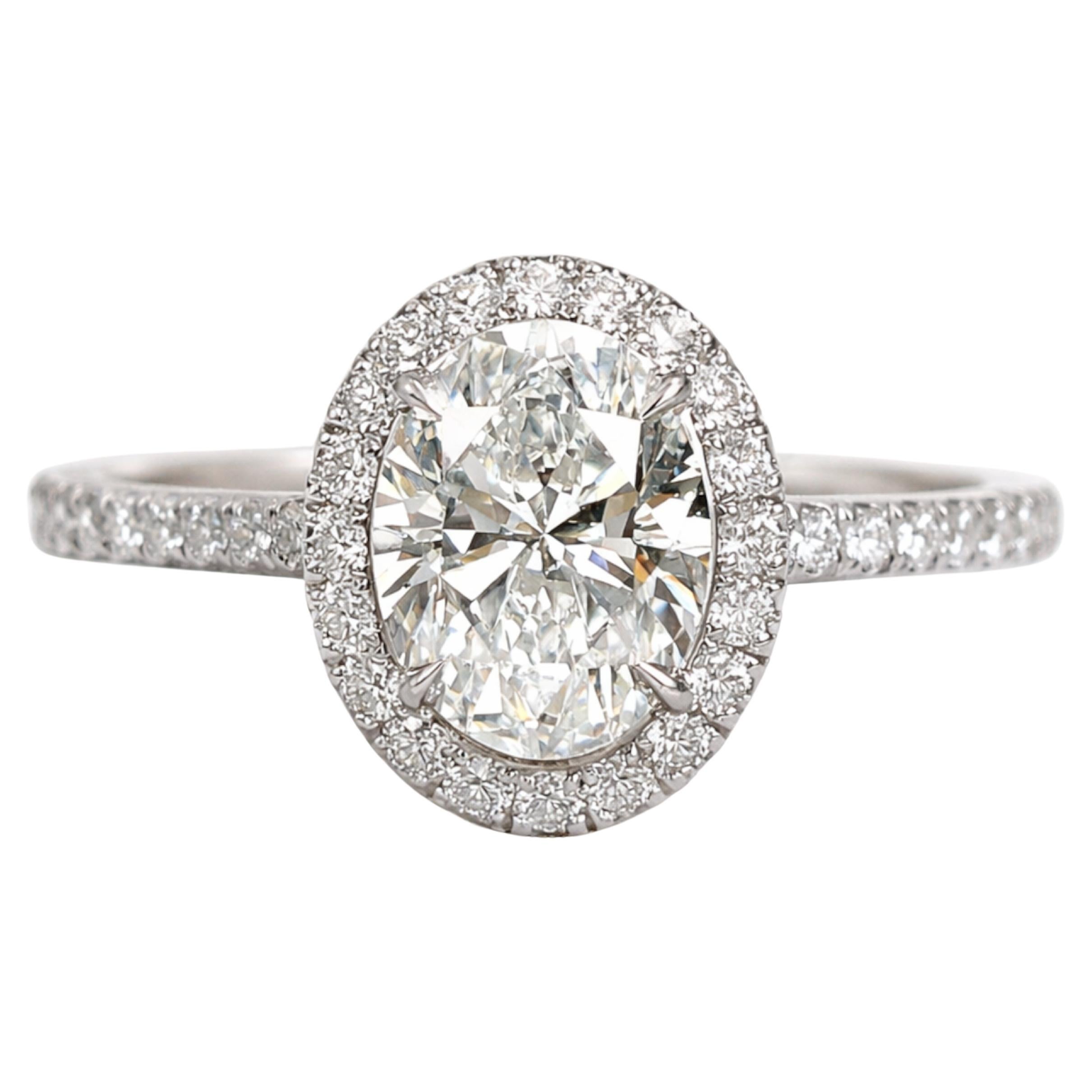 Anello di fidanzamento con diamante micropavé a forma ovale di Harry Winston