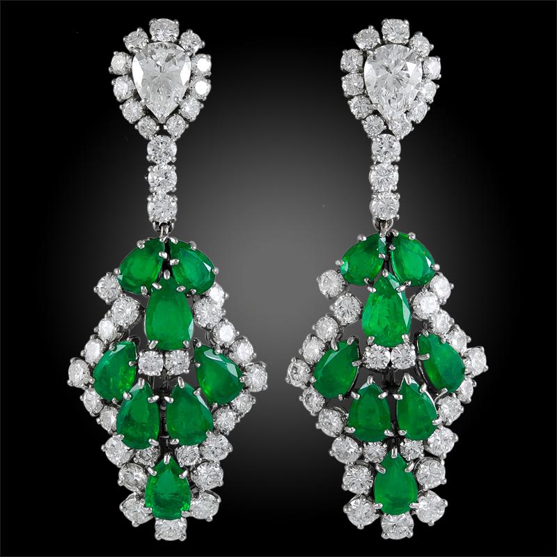 Taille poire Harry Winston, boucles d'oreilles chandelier émeraude et diamant en vente