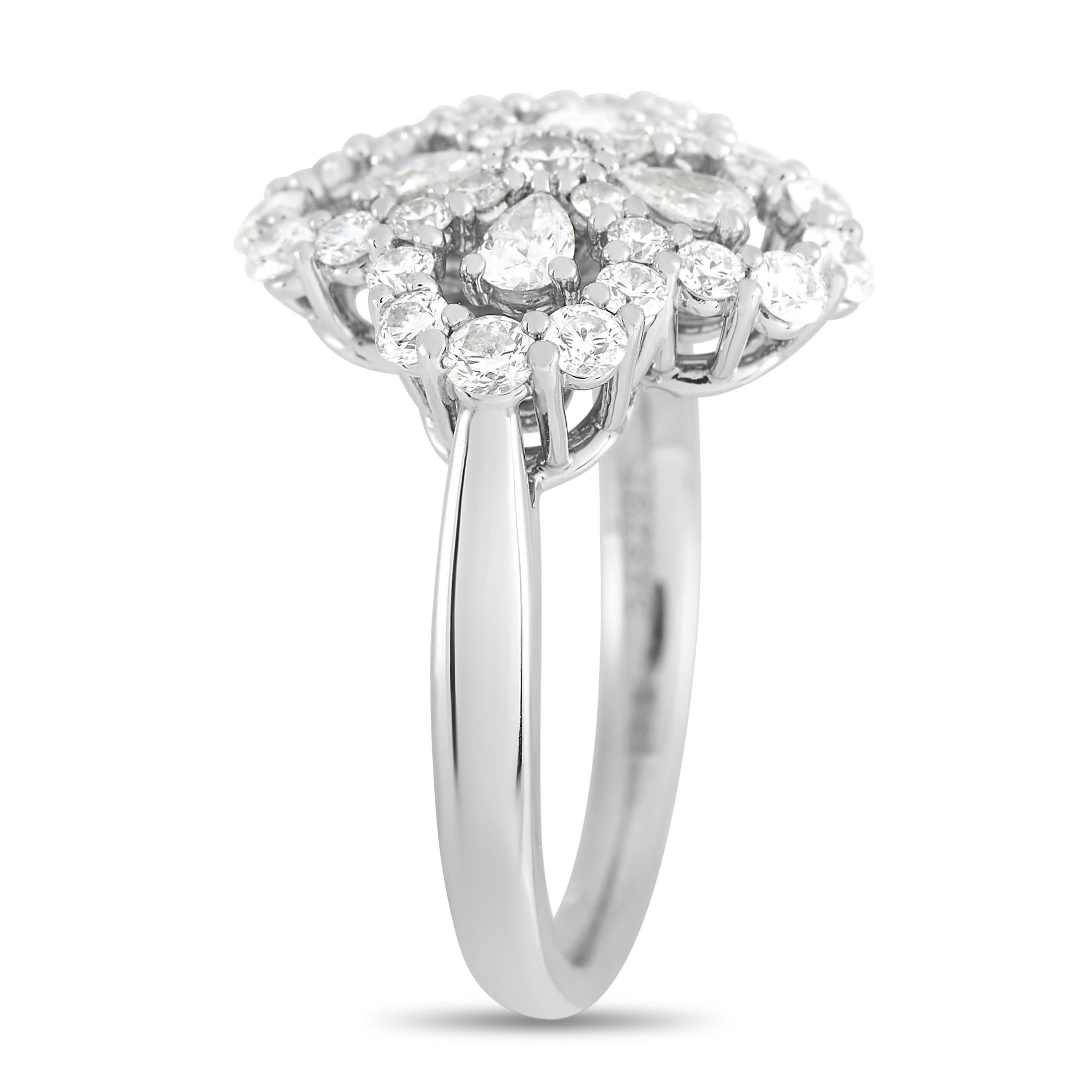 Dieser tadellose Ring von Harry Winston ist immer ein subtiles Statement. Ein bezauberndes kleeblattförmiges Motiv erstrahlt dank der 1,08 Karat Diamanten mit der Farbe E und der Reinheit VVS. Die Platinfassung dieses Schmuckstücks hat ein 2 mm