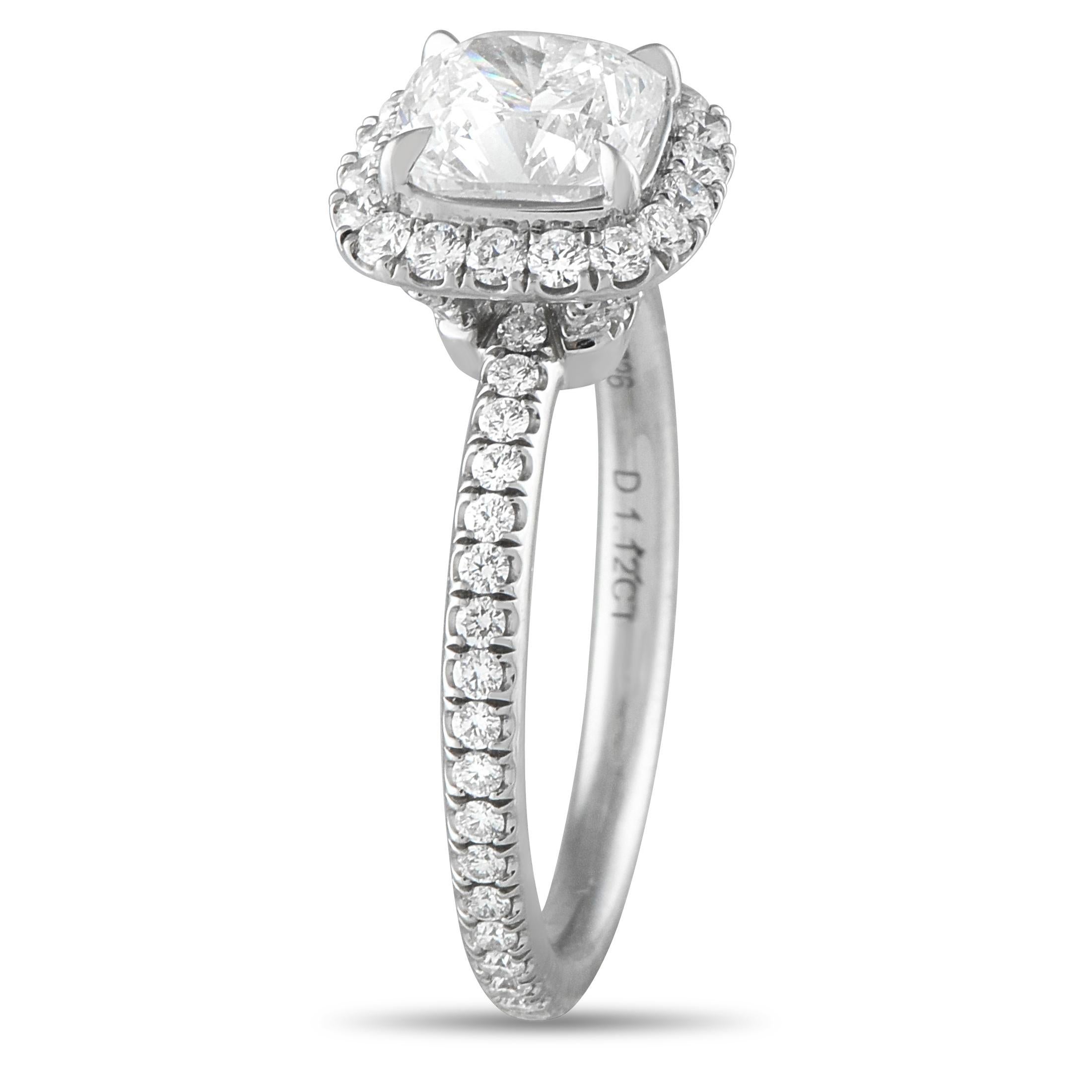 Une bague de fiançailles exceptionnelle du roi des diamants, Harry Winston. Cette magnifique pièce est fabriquée en platine et comporte un anneau en micropavé surmonté d'une pierre centrale en diamant brillant modifié de 1,12 carat de taille