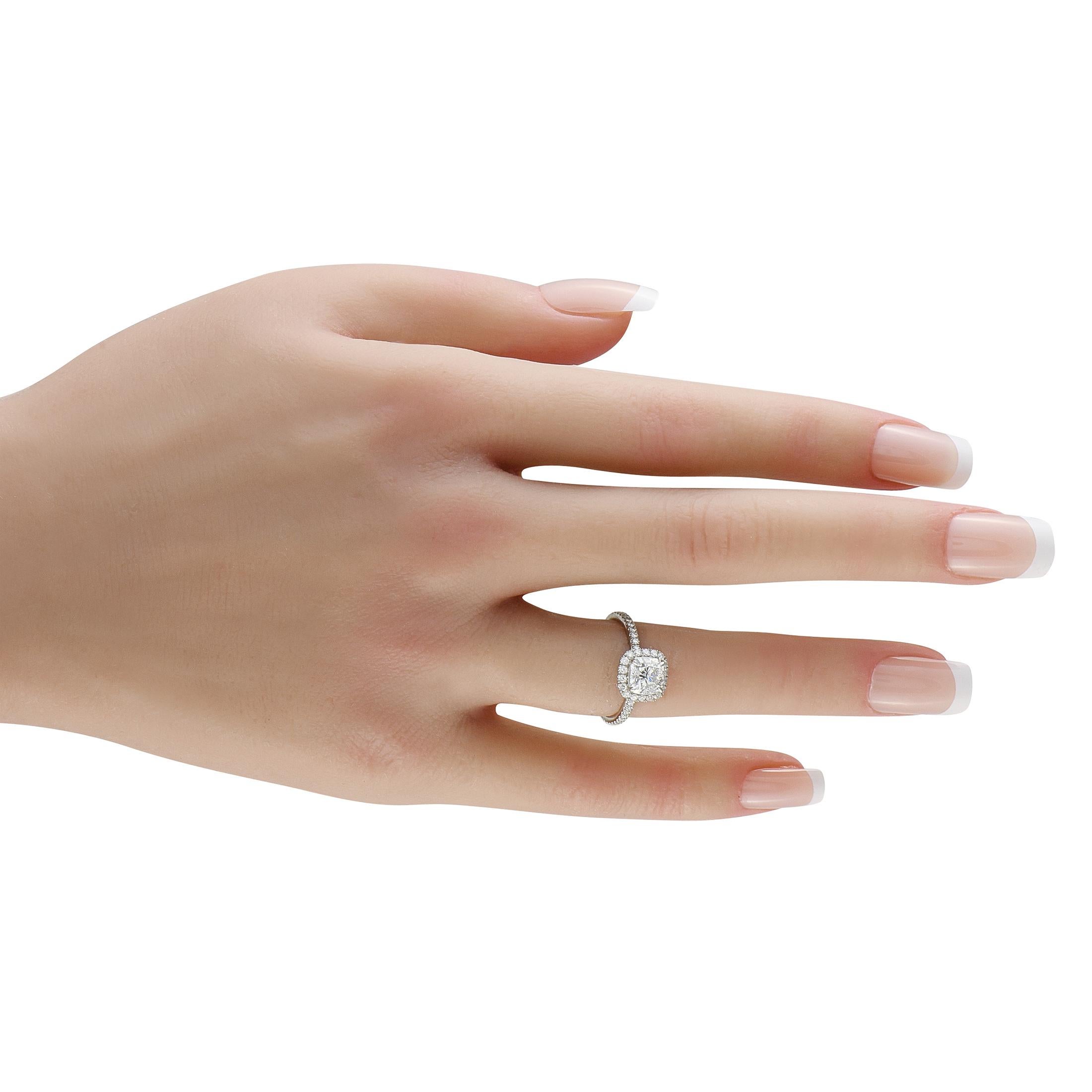 Taille ronde Harry Winston, bague de fiançailles en platine avec diamant central de 1,12 carat en vente