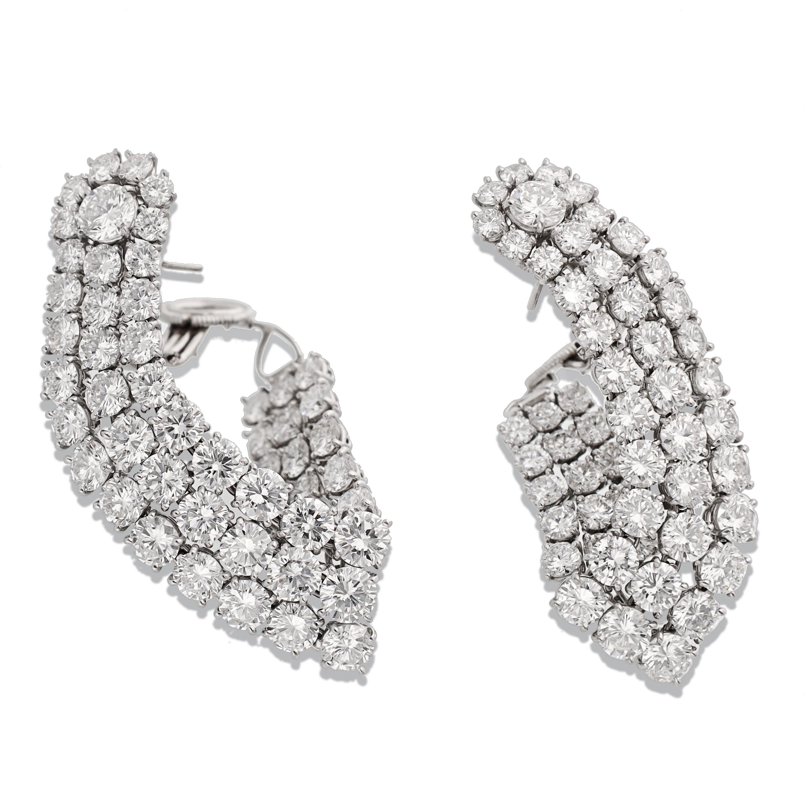 HARRY WINSTON Platinum and Diamond Ear Clips In Excellent Condition For Sale In New York, NY