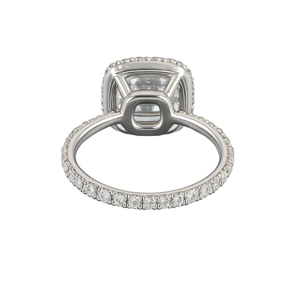 Harry Winston - Anello di platino con diamanti taglio cuscino

Anello di platino, peso totale: 4,7 grammi

Pietra centrale: Diamante taglio cuscino, 3,21 carati, colore D, purezza VS1

Pietre d'accento: 69 diamanti rotondi taglio brillante per un